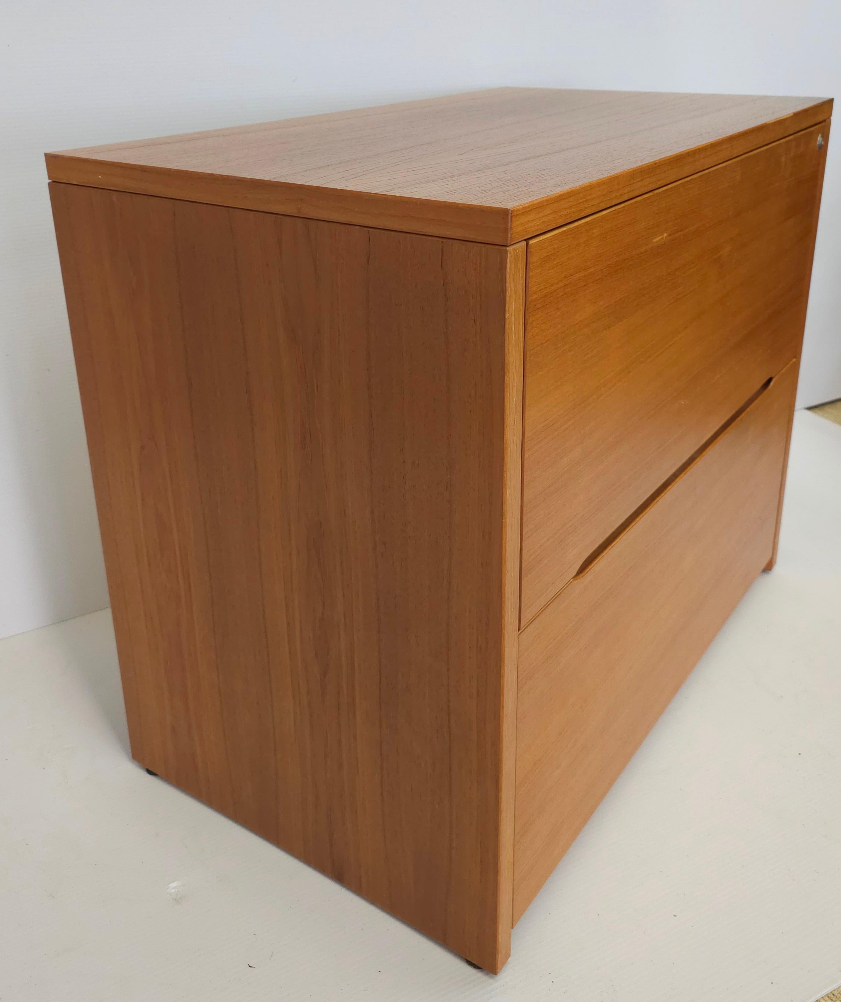 Jasper Furniture Archivador Lateral Danés Moderno de Teca con Cerradura en Bueno estado para la venta en Germantown, MD
