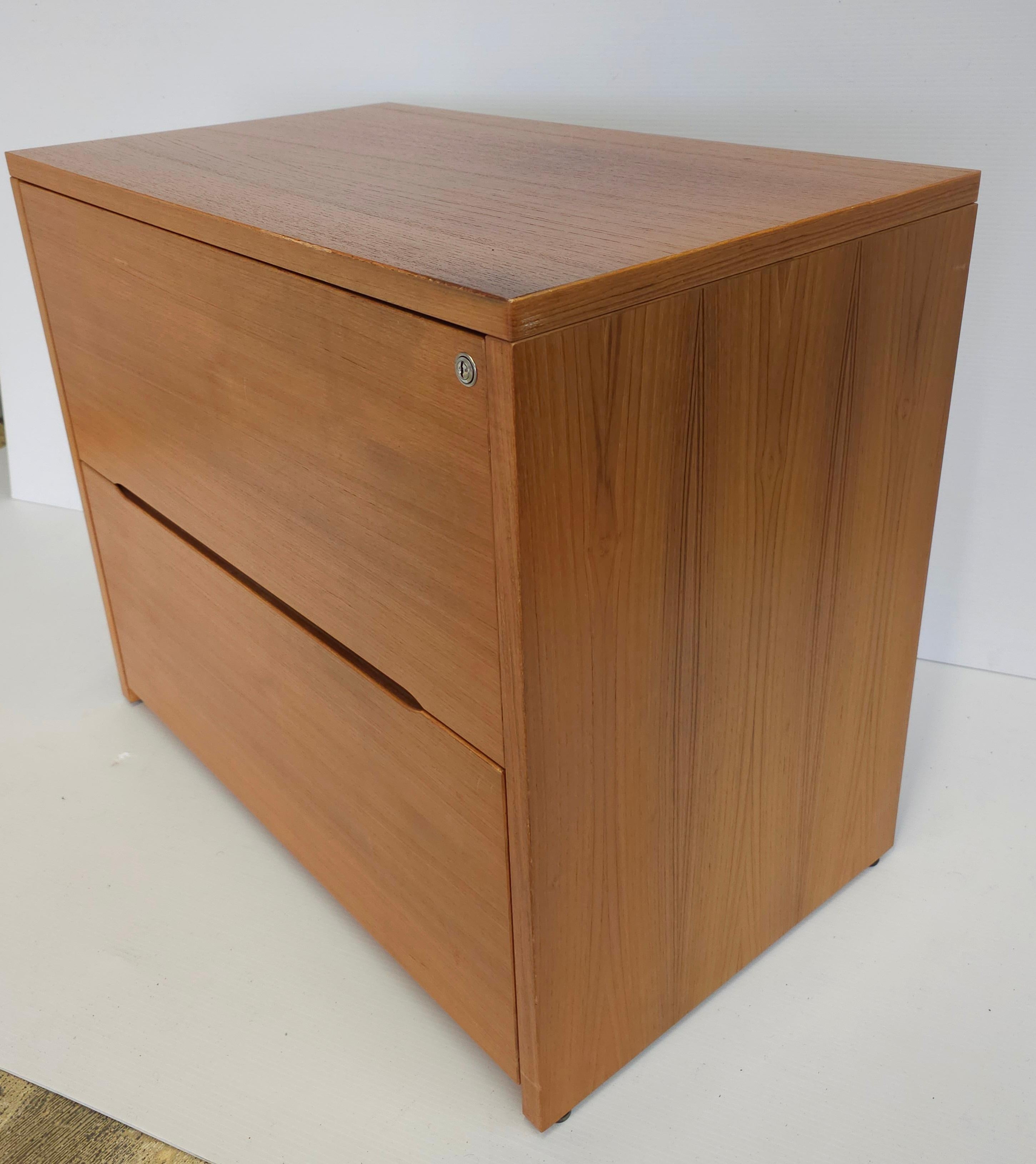 Jasper Furniture Archivador Lateral Danés Moderno de Teca con Cerradura siglo XX en venta