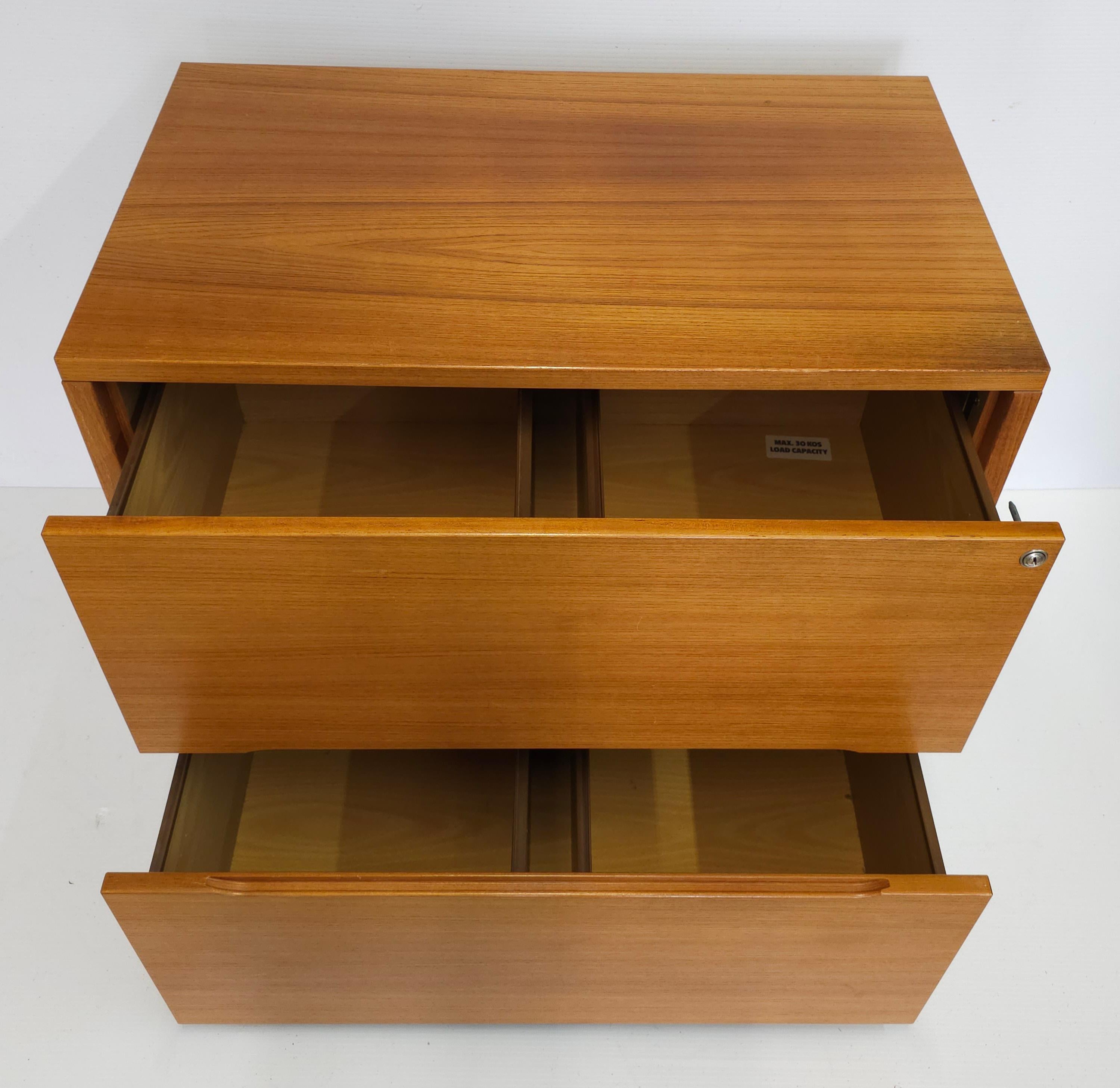 Jasper Furniture Archivador Lateral Danés Moderno de Teca con Cerradura en venta 2