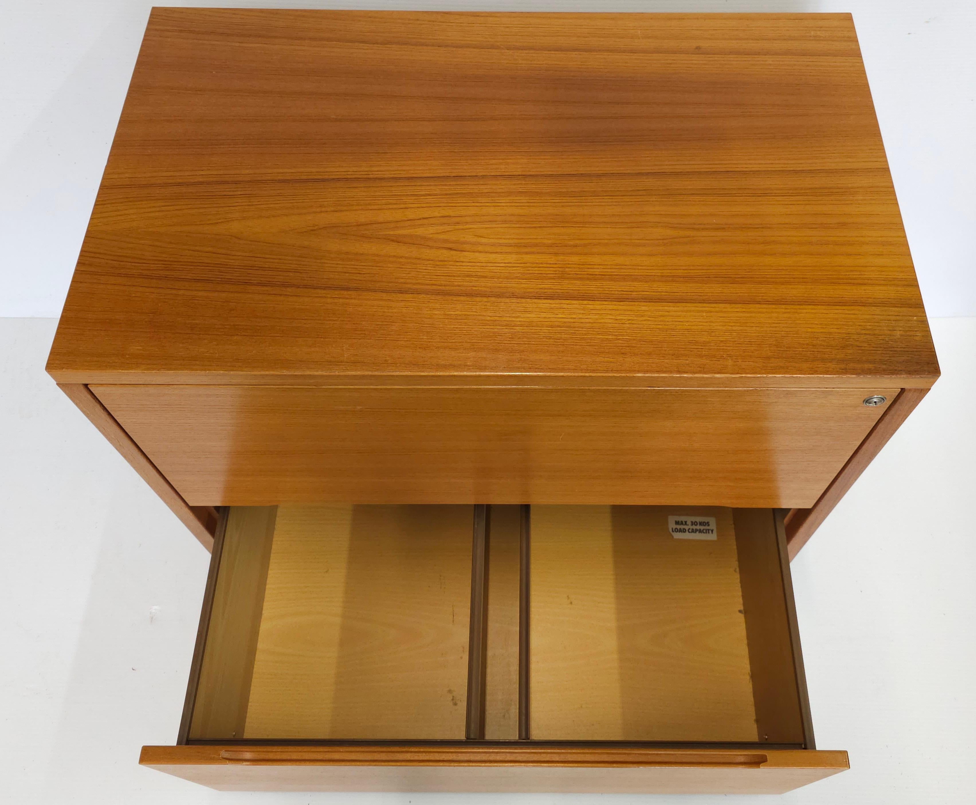 Jasper Furniture Archivador Lateral Danés Moderno de Teca con Cerradura en venta 3