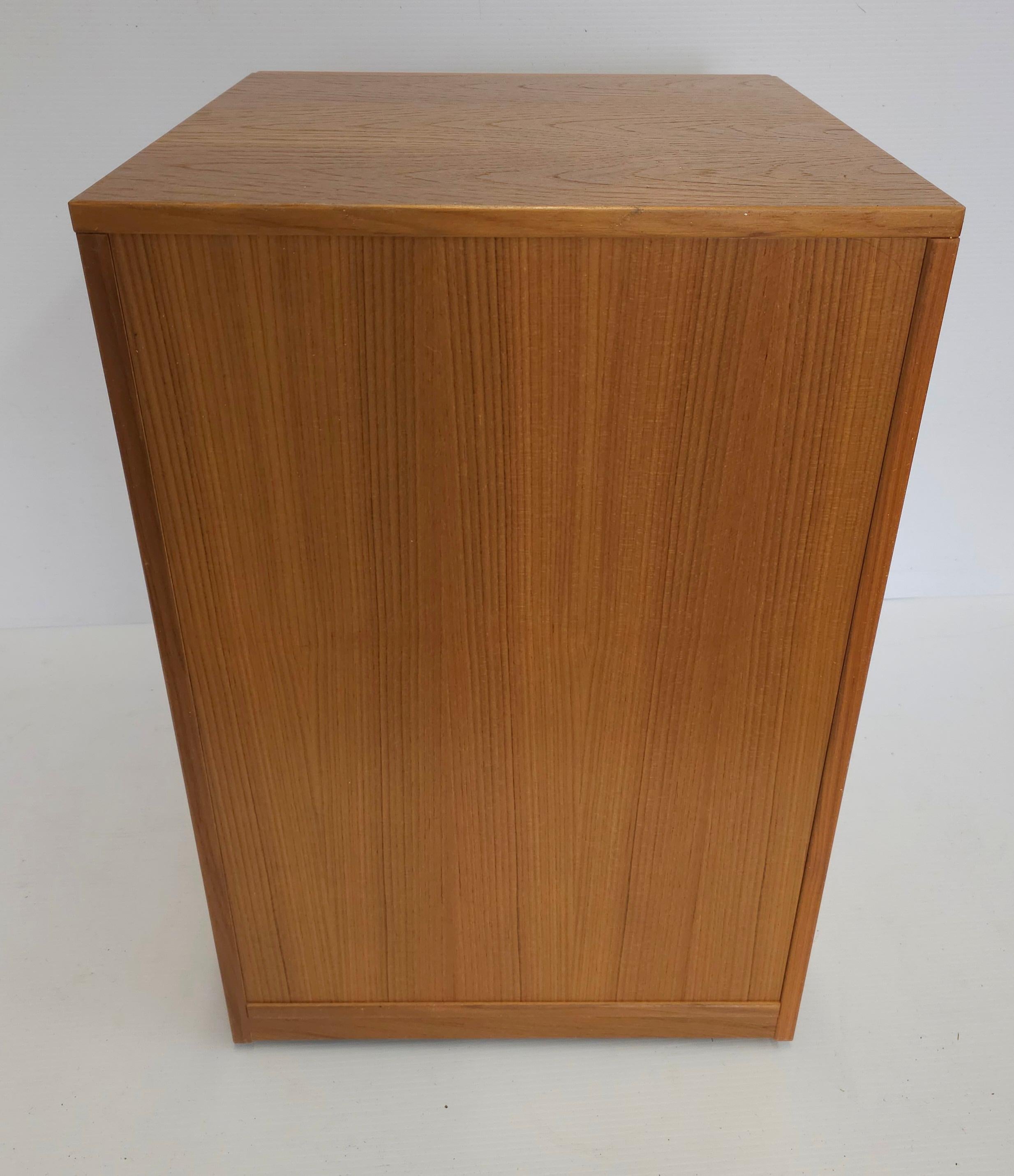 Jasper Furniture Archivador moderno danés de teca con cerradura y ruedas en venta 2
