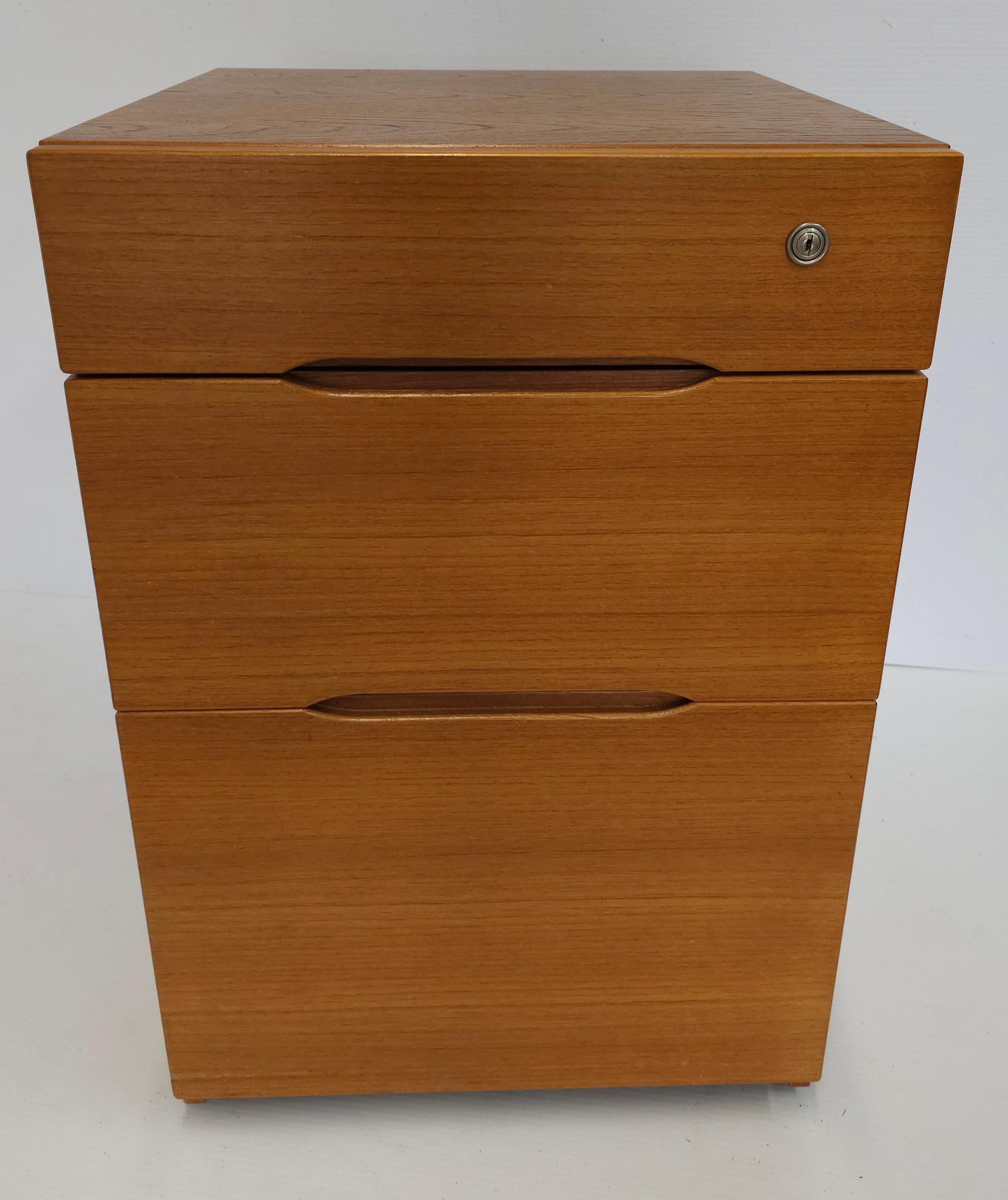 Jasper Furniture Archivador moderno danés de teca con cerradura y ruedas en venta 4