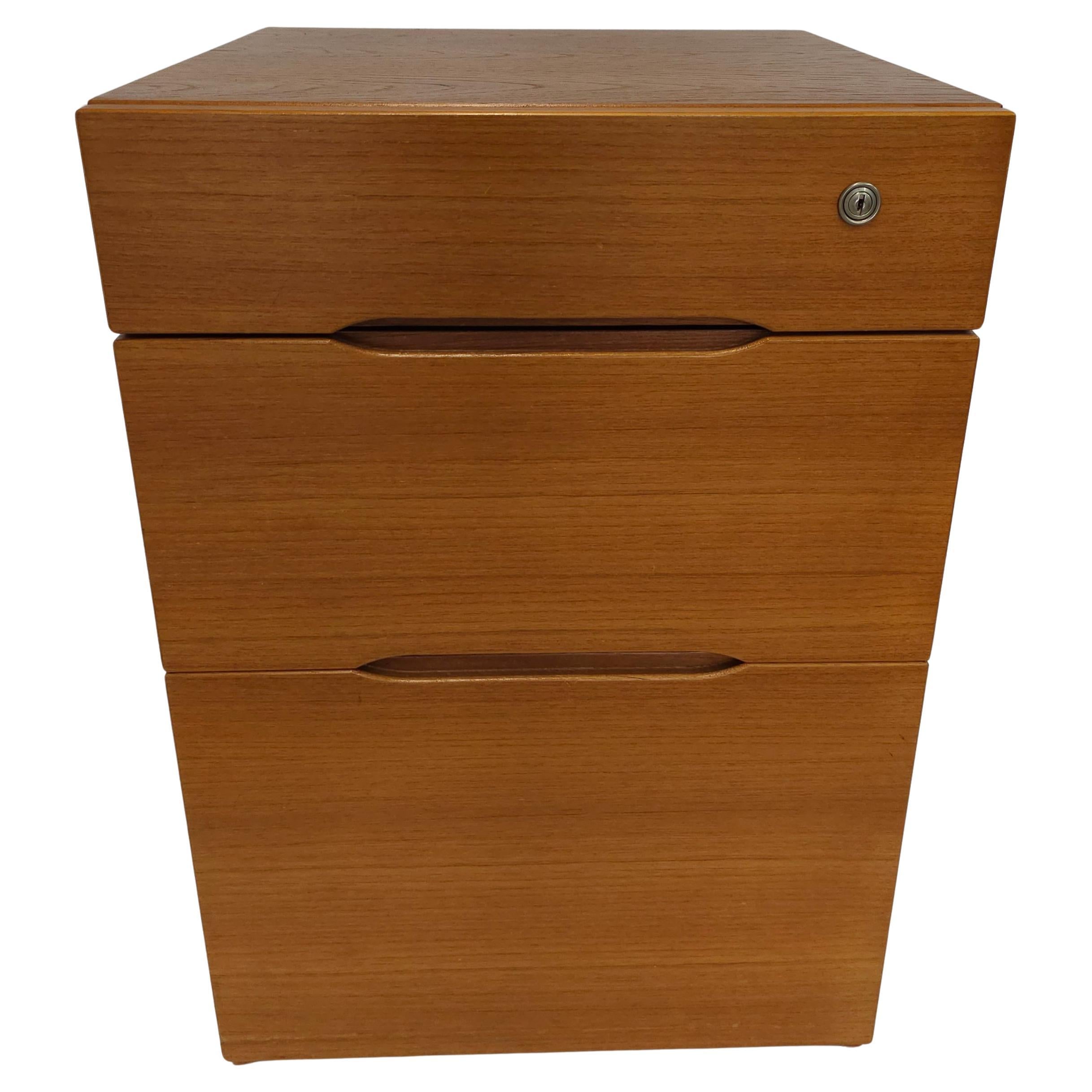 Jasper Furniture Archivador moderno danés de teca con cerradura. Llave de trabajo presente en el cajón superior
Mide 18,25