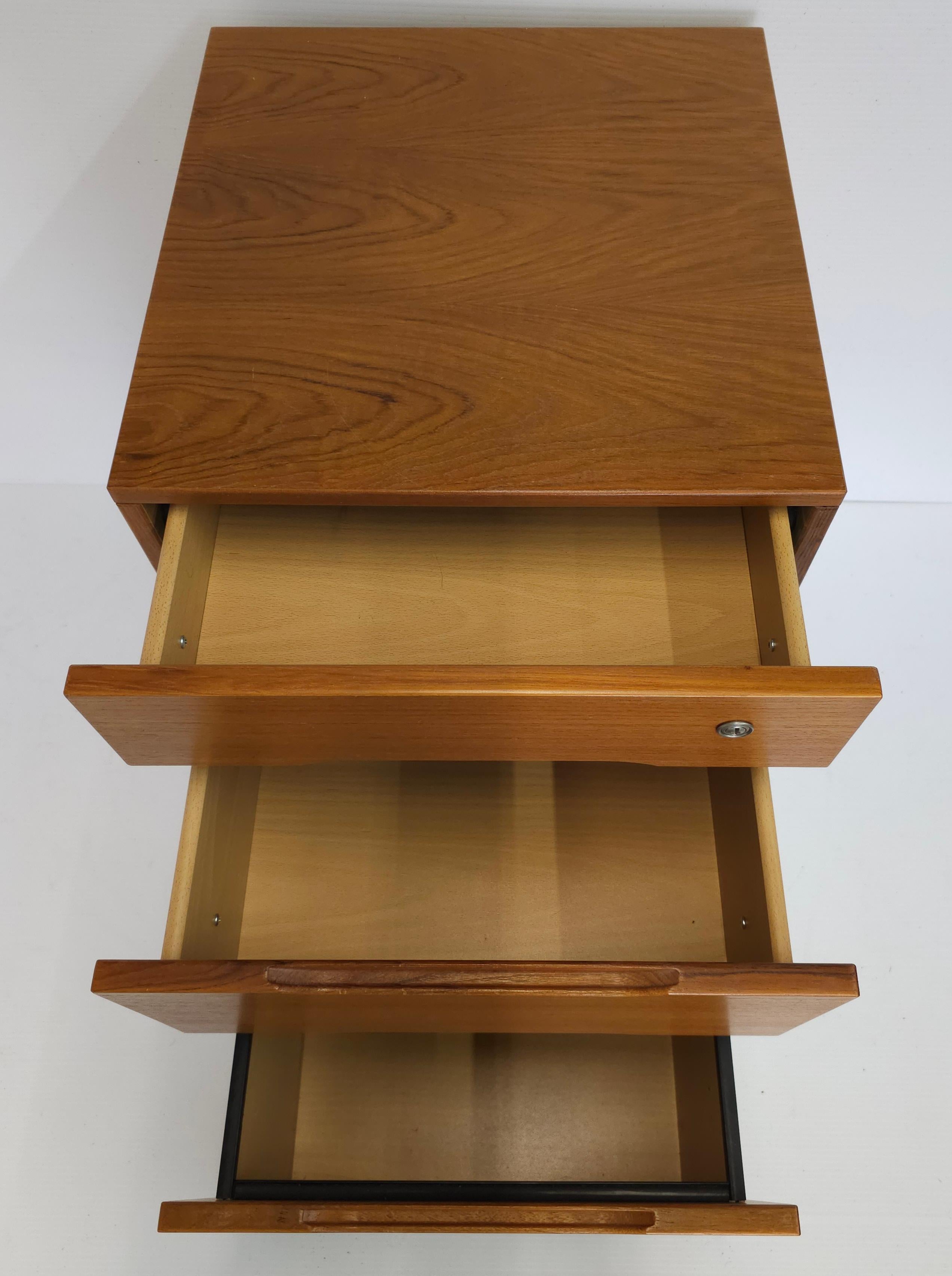 Jasper Furniture Archivador moderno danés de teca con cerradura y ruedas Danés en venta