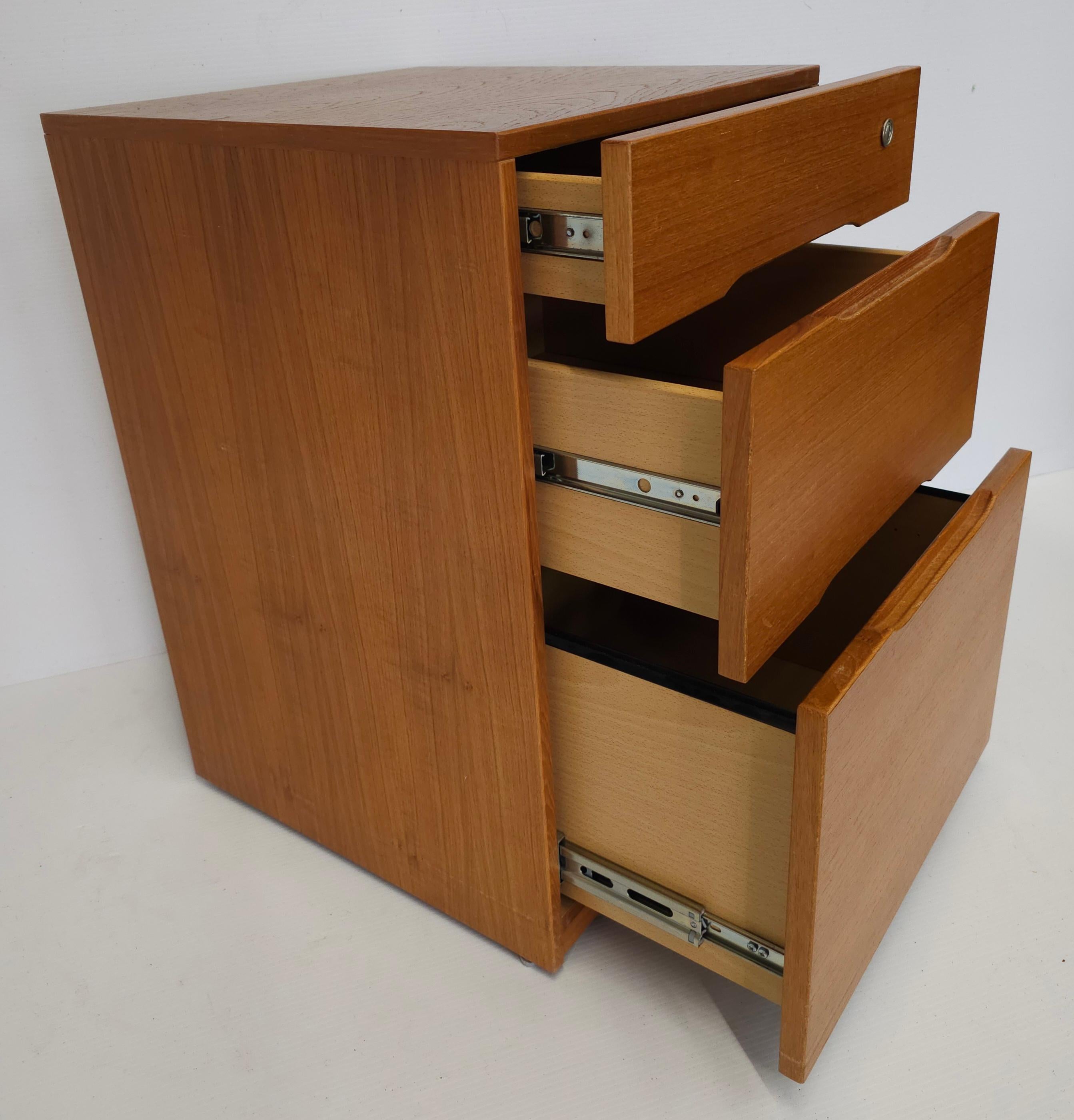 Jasper Furniture Archivador moderno danés de teca con cerradura y ruedas Otro en venta
