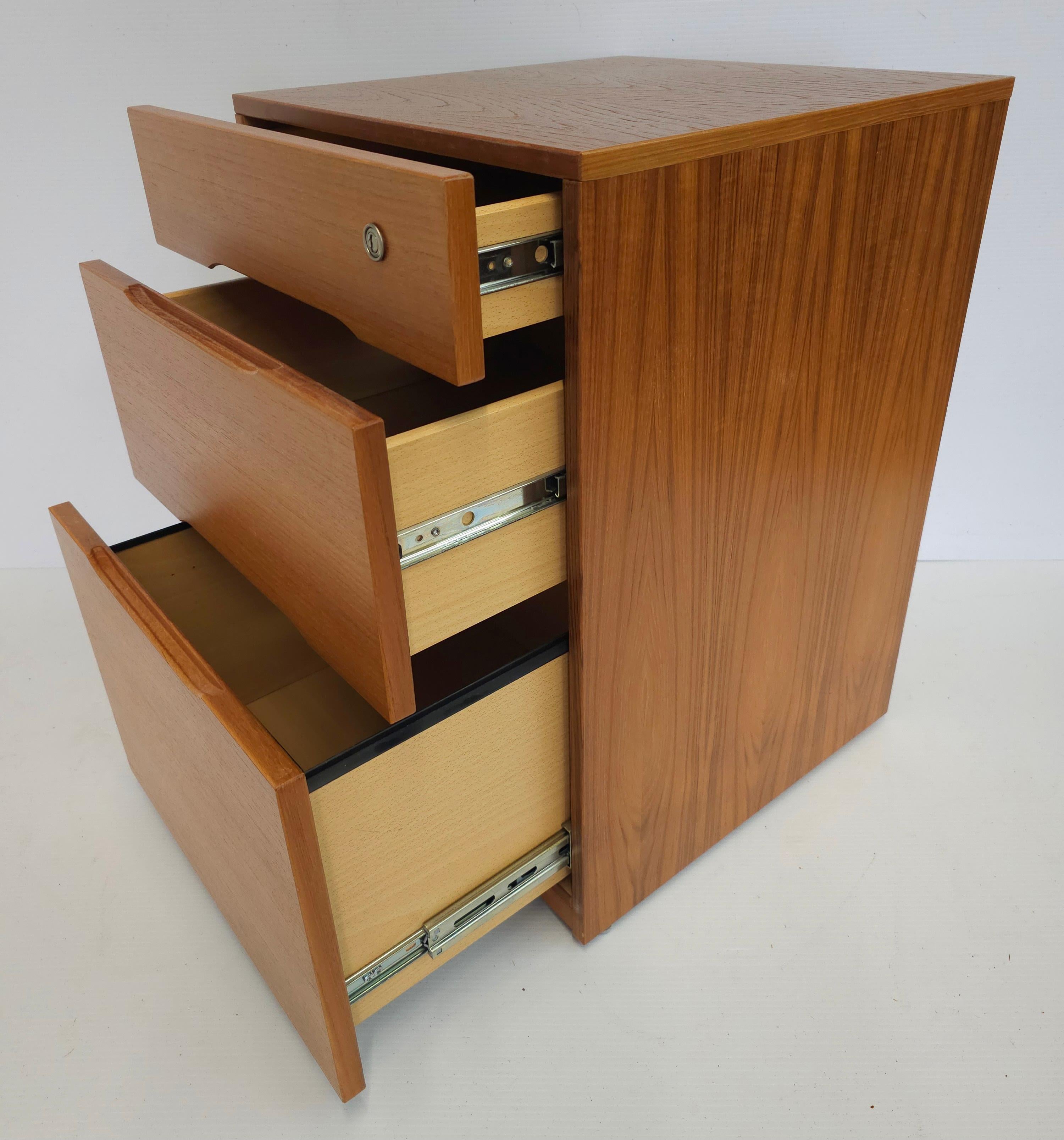 Jasper Furniture Archivador moderno danés de teca con cerradura y ruedas en Bueno estado para la venta en Germantown, MD