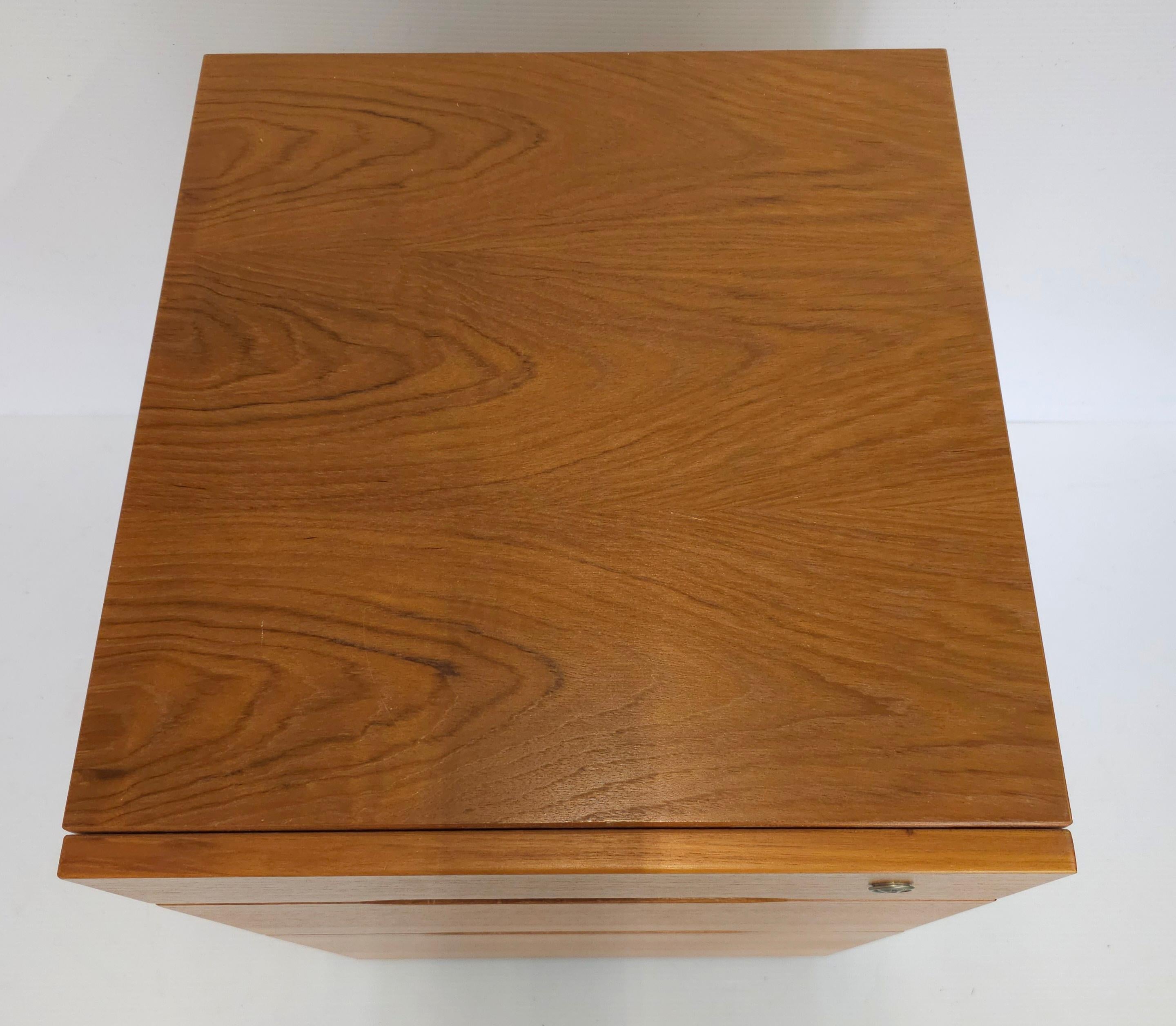 Jasper Furniture Archivador moderno danés de teca con cerradura y ruedas siglo XX en venta