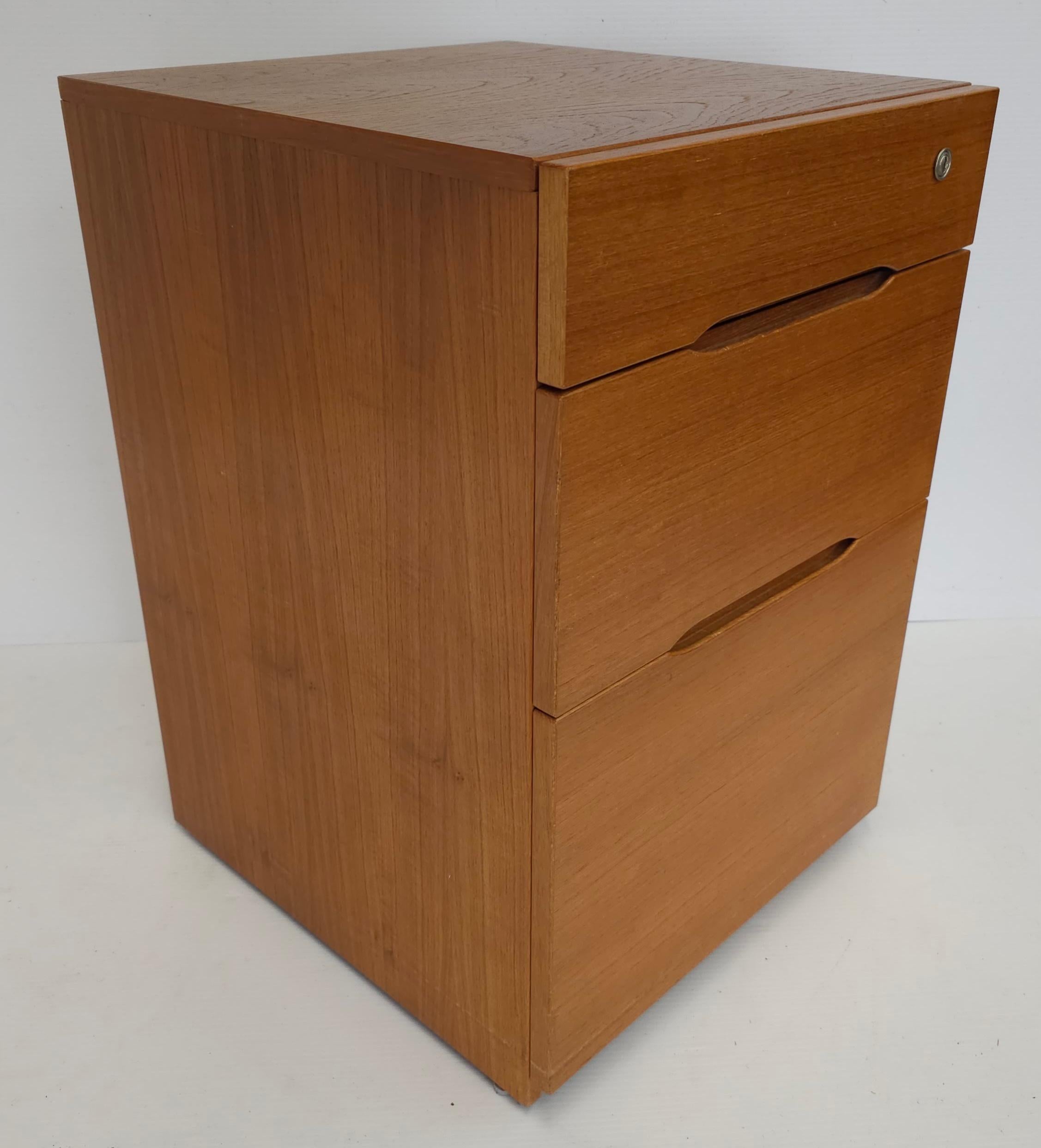 Jasper Furniture Archivador moderno danés de teca con cerradura y ruedas Teca en venta