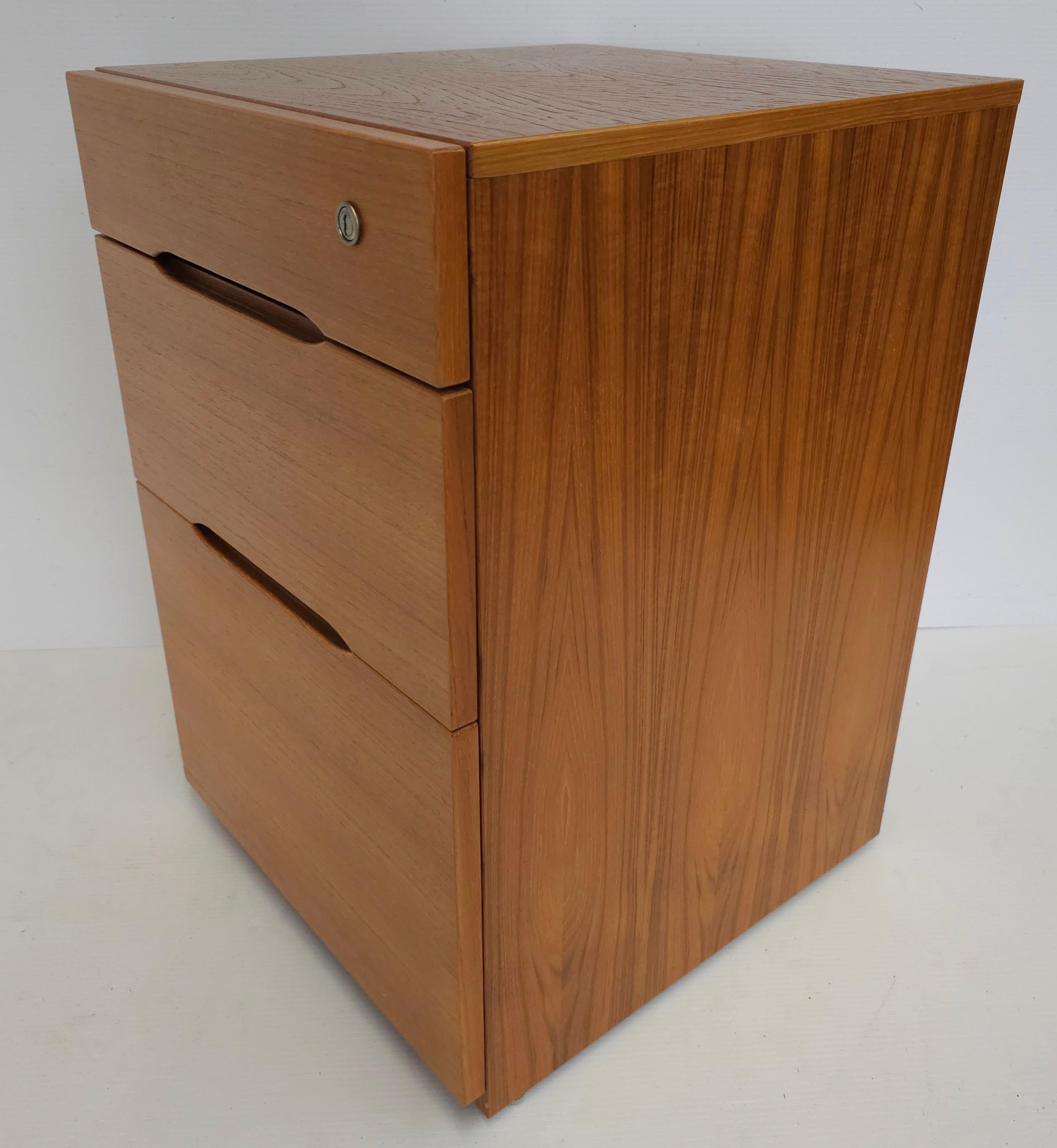 Jasper Furniture Archivador moderno danés de teca con cerradura y ruedas en venta 1