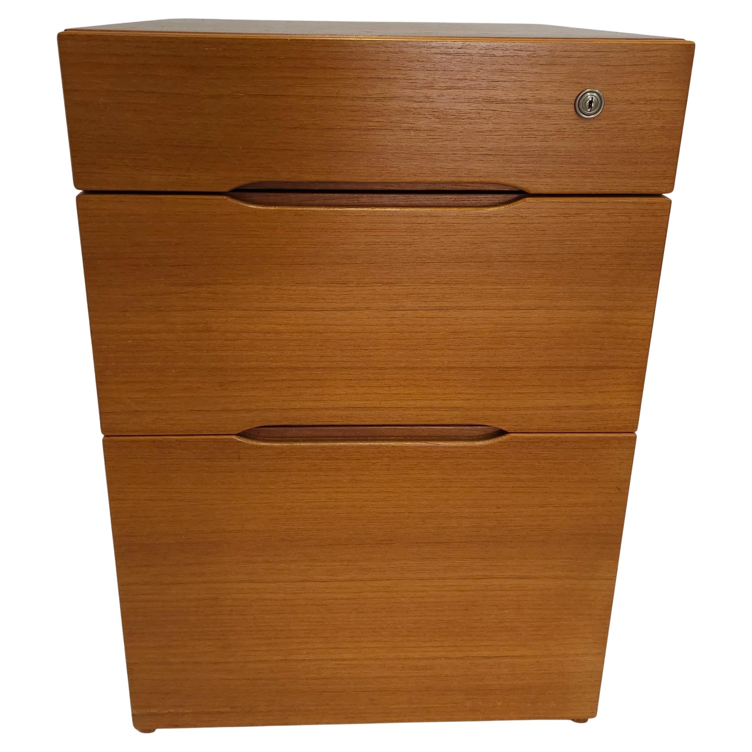 Jasper Furniture Archivador moderno danés de teca con cerradura y ruedas