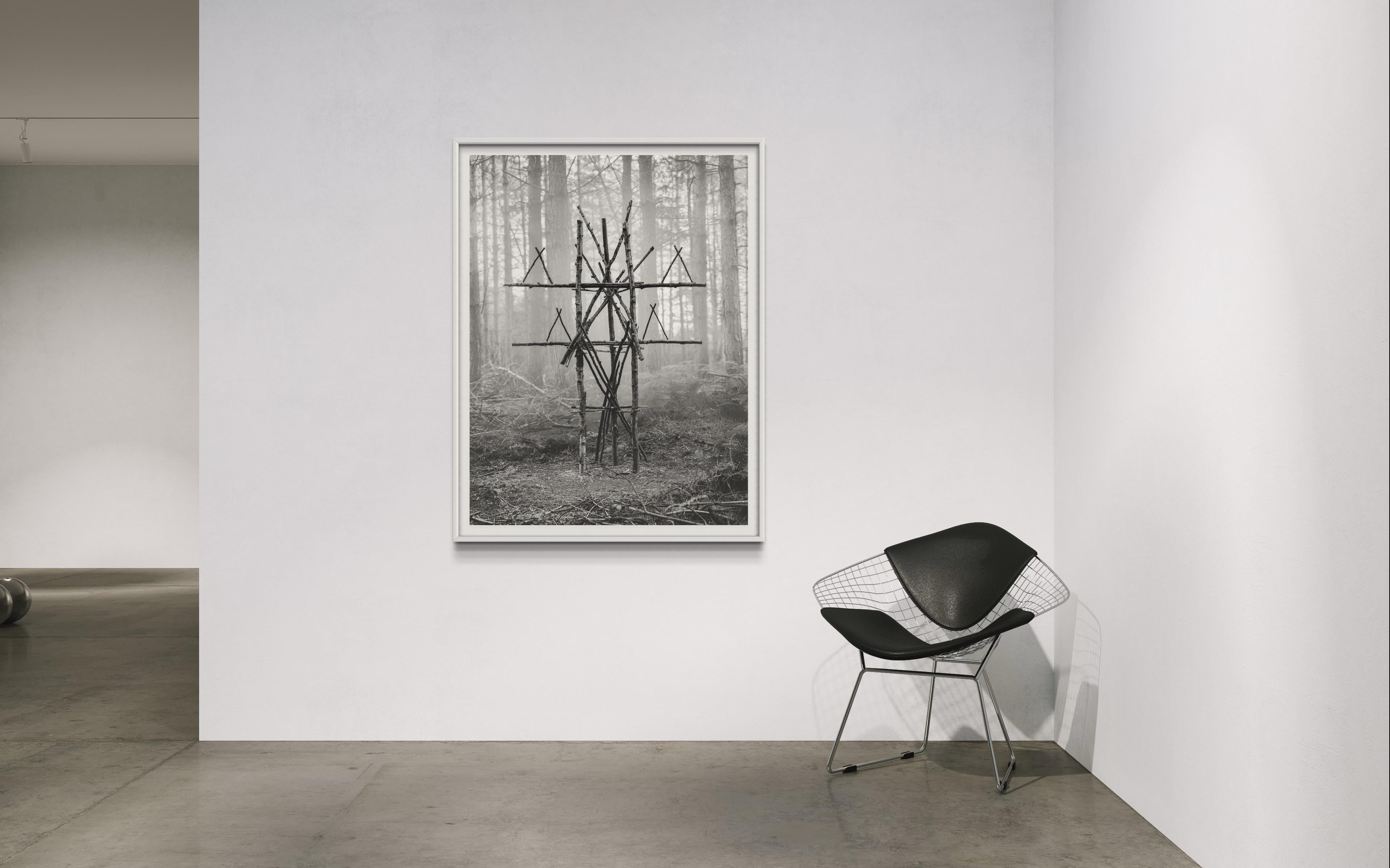 Waldfigur 03 – Schwarz und Weiß – Talismatische Figur, skulpturales Holz, Druck (Stammeskunst), Photograph, von Jasper Goodall