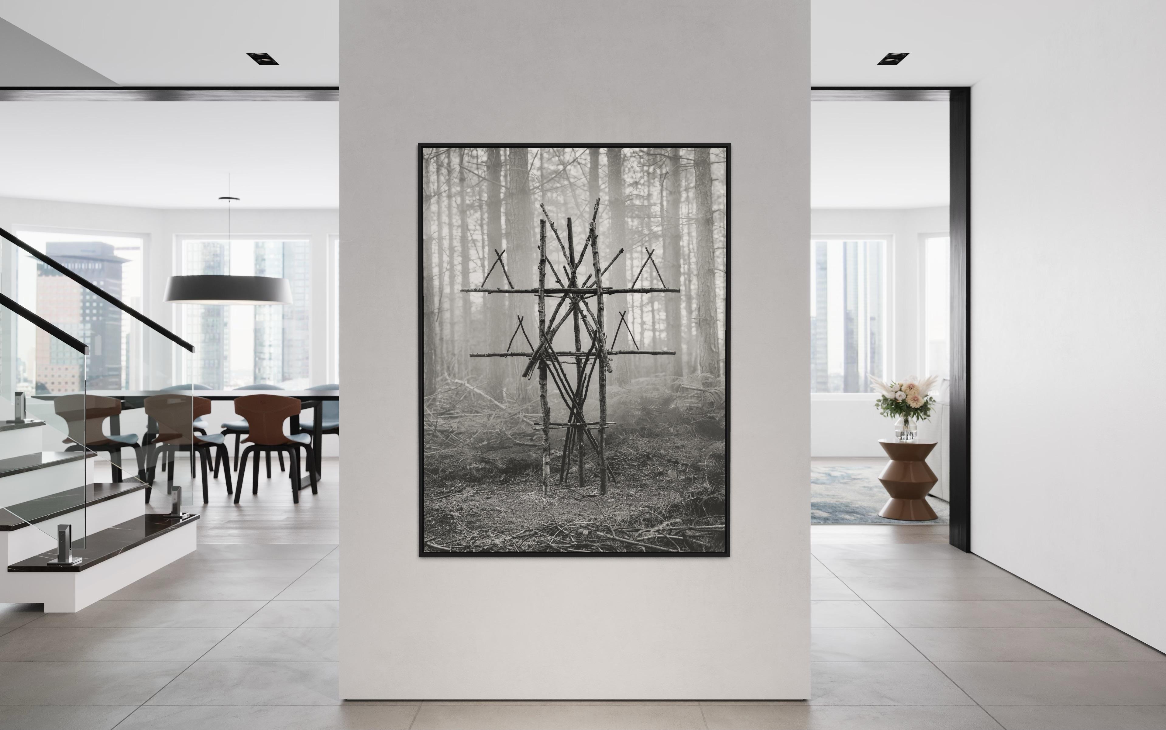 Waldfigur 03 – Schwarz und Weiß – Talismatische Figur, skulpturales Holz, Druck (Grau), Black and White Photograph, von Jasper Goodall