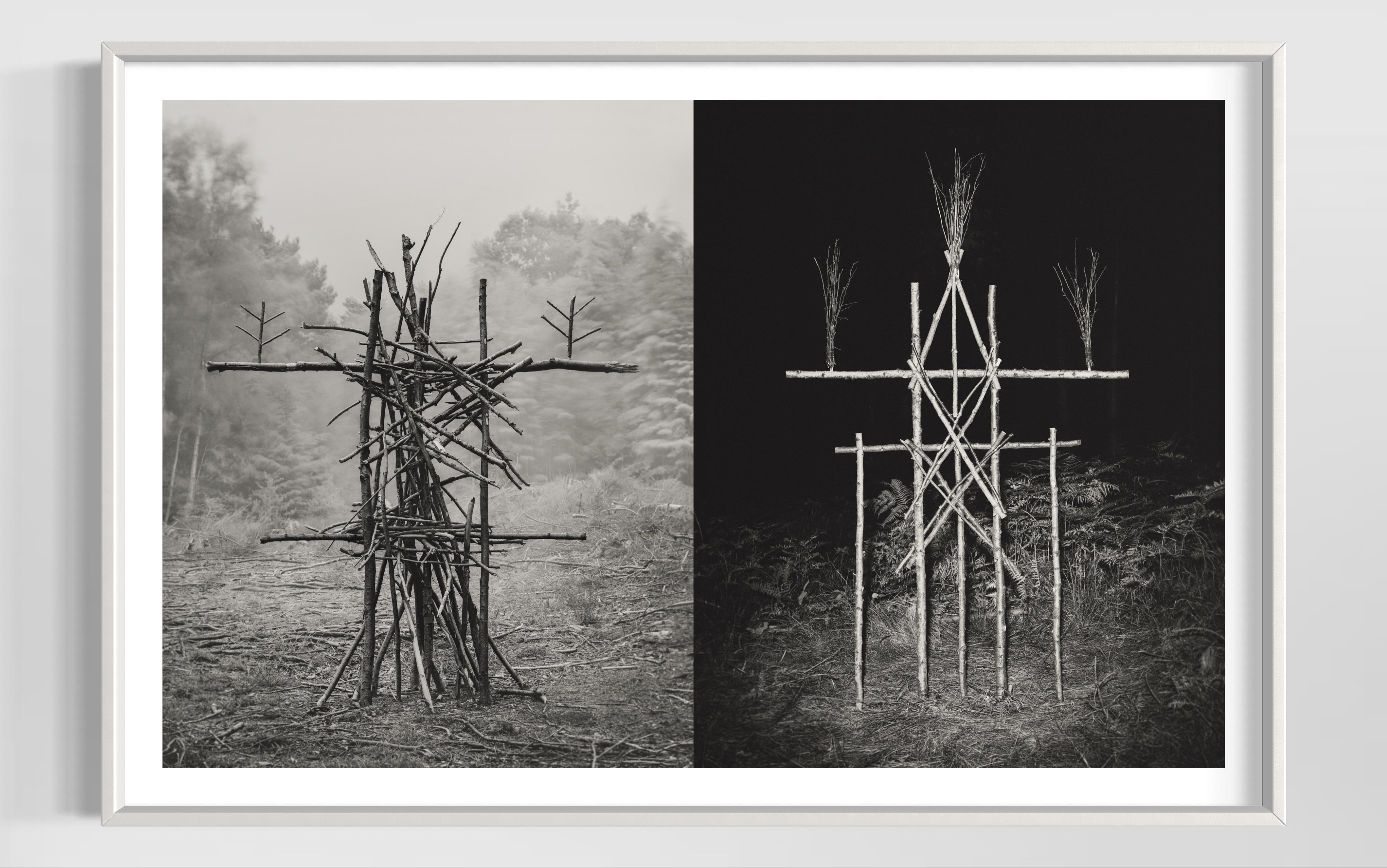 Ein Schwarz-Weiß-Druck von Talismanischem Waldfiguren im Tages- und Nachtlicht (Zeitgenössisch), Sculpture, von Jasper Goodall