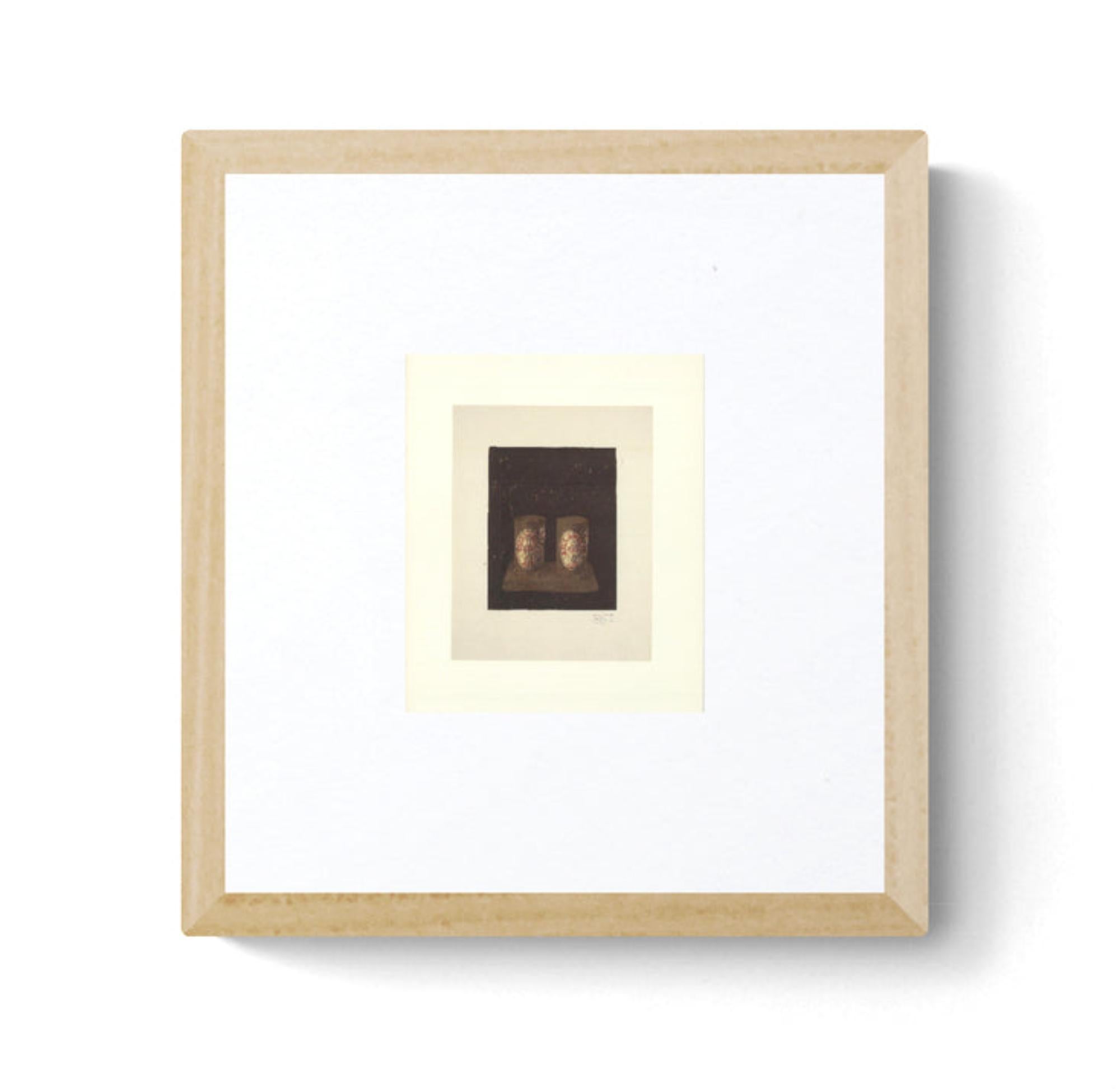 Invitation originale à l'exposition créée pour l'ouverture de Jasper Johns : Trial Proofs and Proofs with Additions qui a eu lieu aux Brooke Alexander Galleries en 1985. Dans un cadre en bois d'érable avec un profil de face avant de 0,75 pouces et