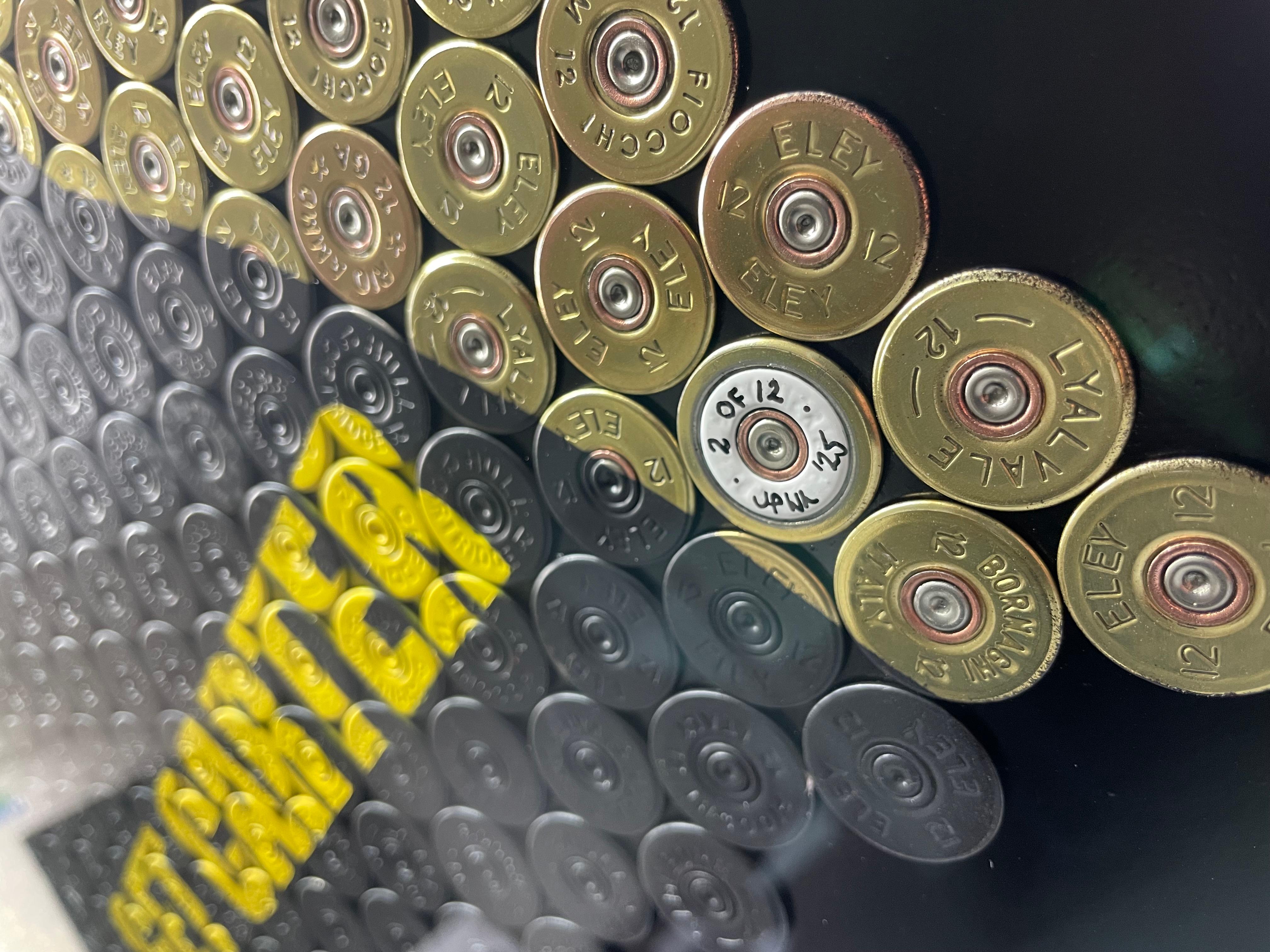 Jasper Leadbeater, Caine ist Carter, 2024

Sprühfarbe und Schrotkugeln ergeben zusammen Caine is Carter. Michael Caine, in seiner ikonischen Rolle, ist in diesem unglaublichen, einzigartigen Kunstwerk zu sehen. 

Durch die Verwendung von recycelten