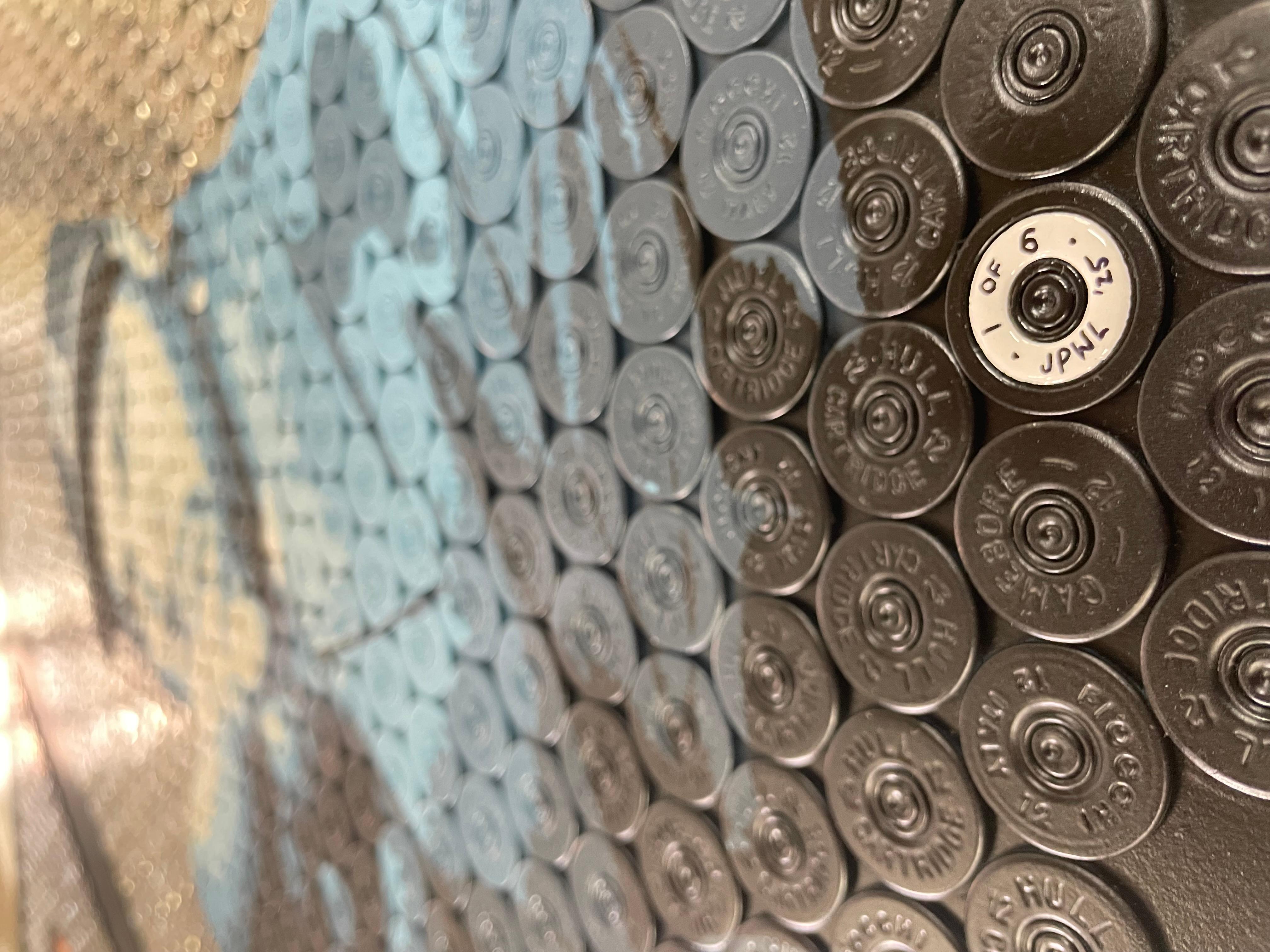 Jasper Leadbeater, Guten Tag, 2025

Sprühfarbe und Schrotkugeln verbinden sich zu Good Day. Ice Cube, der in Blautönen dargestellt ist, ragt in diesem unglaublichen, einzigartigen Kunstwerk groß heraus. 

Durch die Verwendung von recycelten