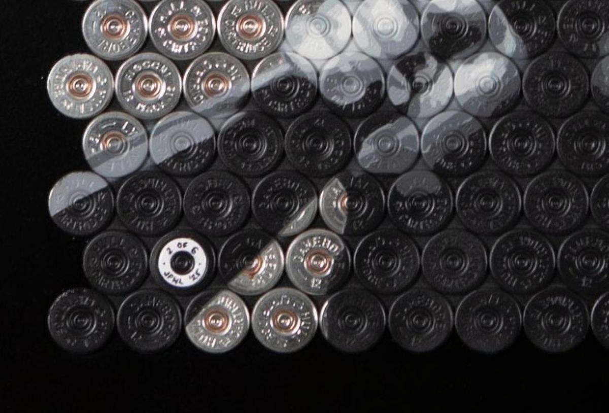 Money Lending Business - Original Schrotflinte Shell Artwork - Lock Stock Guy Ritchie – Painting von Jasper Leadbeater