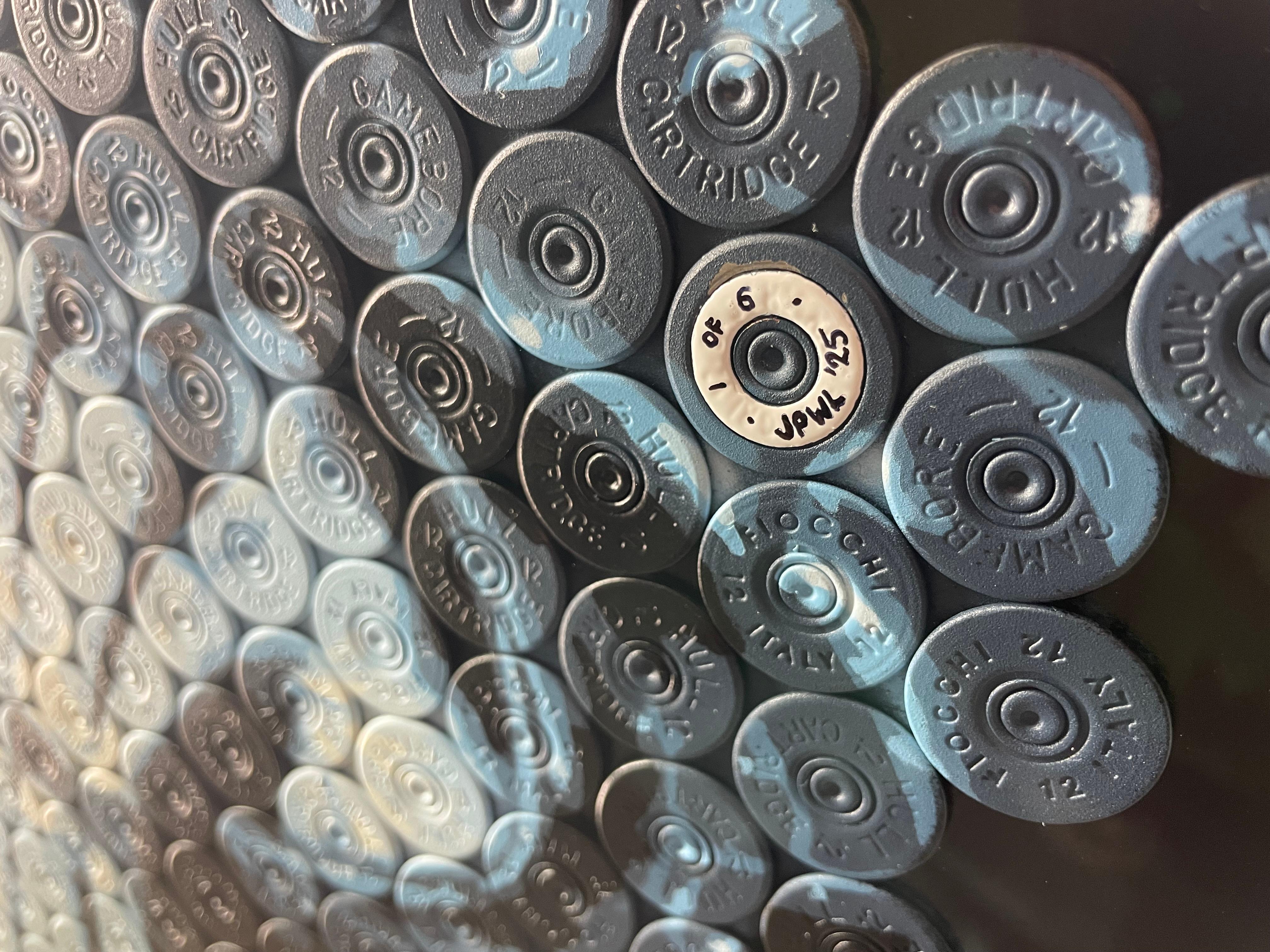 Jasper Leadbeater, Nasty Nas, 2025

Sprühfarbe und Schrotkugeln ergeben zusammen Nasty Nas. Nas, der in verschiedenen Blautönen dargestellt wird, ist in diesem einzigartigen Kunstwerk zu sehen. 

Durch die Verwendung von recycelten