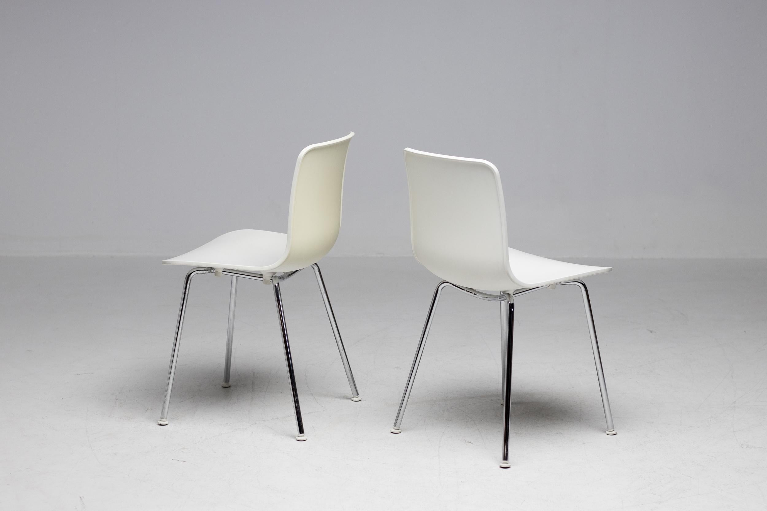 HAL is Jasper Morrison's interpretation of a shell chair in the tradition of the Plastic Chair by Charles and Ray Eames, whose versatility enables use from dining tables to meeting rooms, from bars to auditoriums. 
The HAL seat shell can be 100%