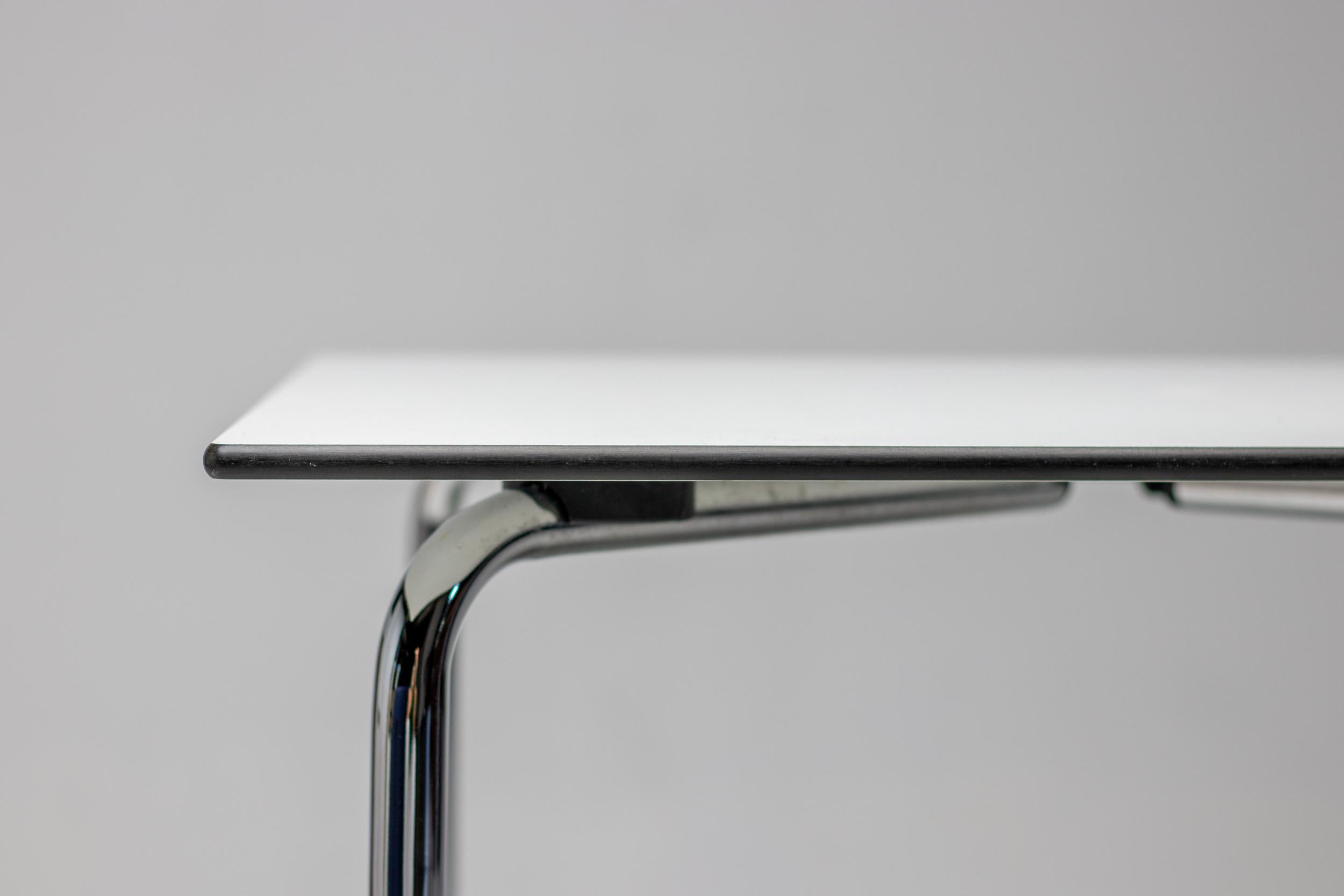 La table HAL a été conçue par Jasper Morrison pour accompagner la chaise HAL.
Le plateau de table carré est exceptionnellement robuste. Avec sa base chromée, la table s'harmonise parfaitement avec les modèles de chaises HAL. Matériaux ; Plateau de