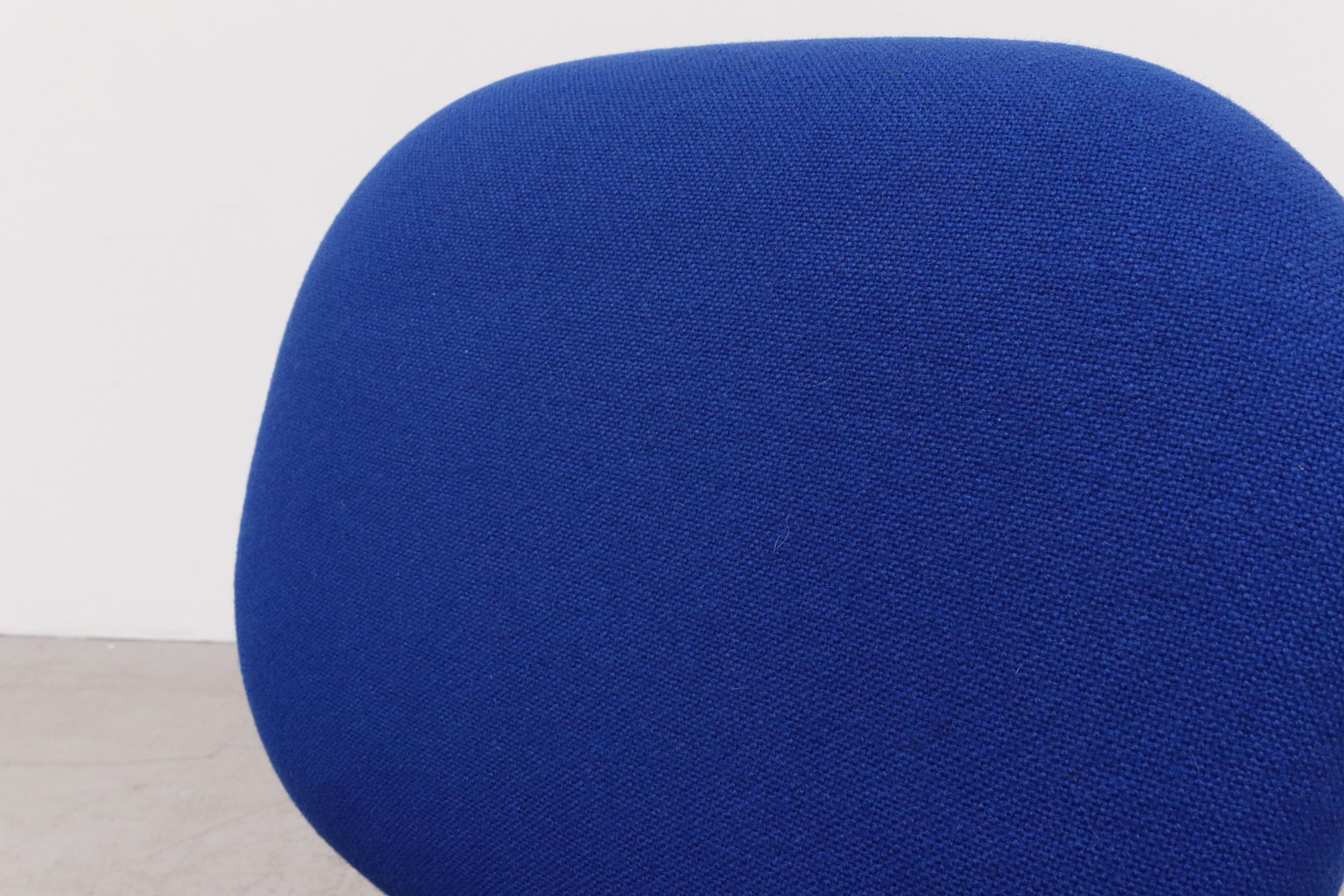 Jasper Morrison 2-sitzige blaue zweifarbige „Vega“-Bank für Artifort mit Chrombeinen und Chrombeinen im Angebot 2