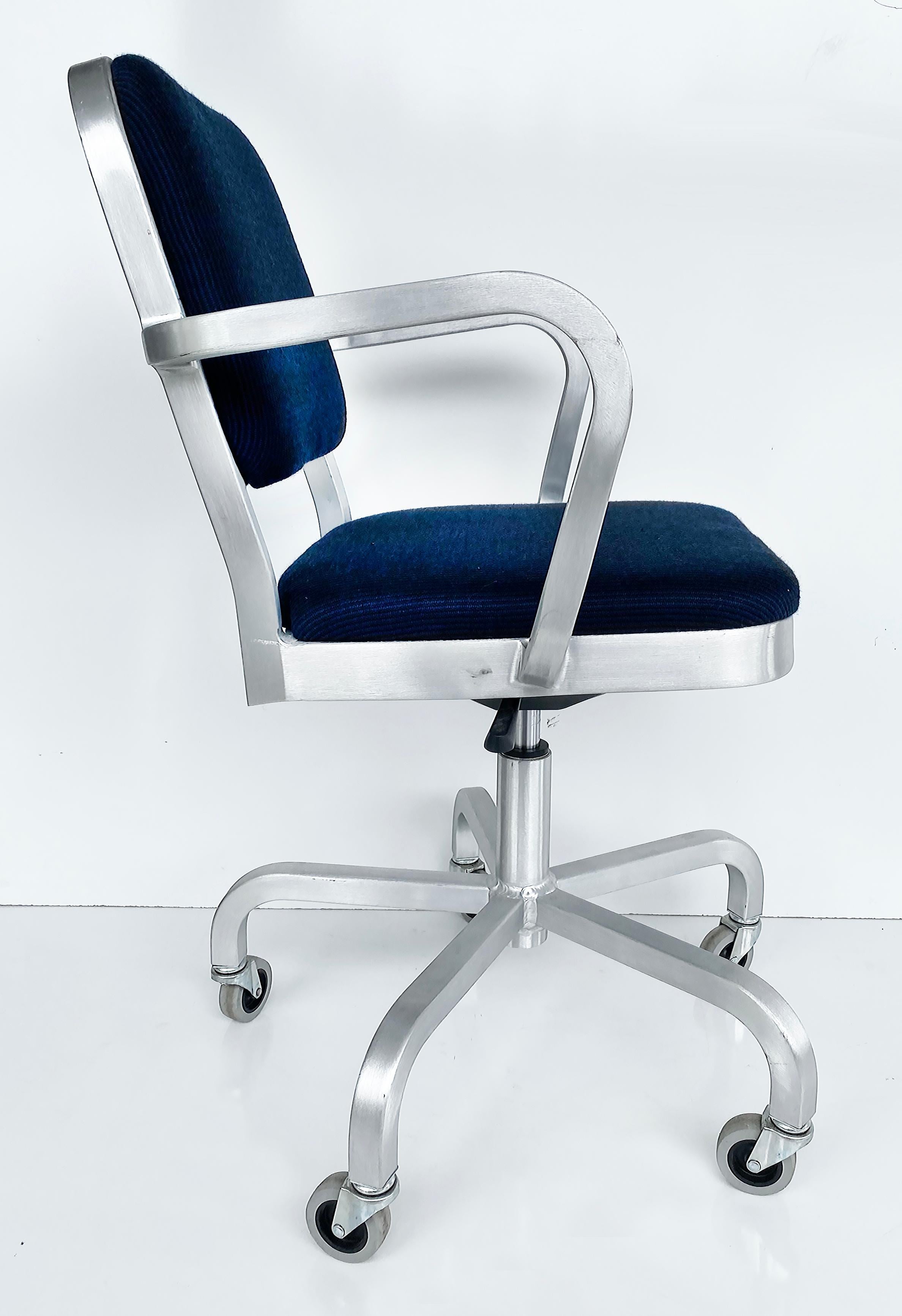Jasper Morrison Emeco Navy Officer Swivel Office Armchair, Aluminum & Adjustable In Good Condition For Sale In Miami, FL