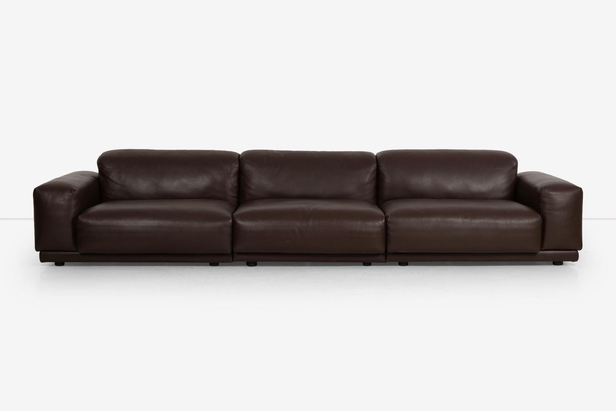 Jasper Morrison pour Vitra Canapé modulable en cuir souple brun chocolat (2016).
Conçu par Jasper Morrison, ce canapé modulaire bas présente des proportions équilibrées, un confort exceptionnel et une élégance minimaliste en accord avec sa