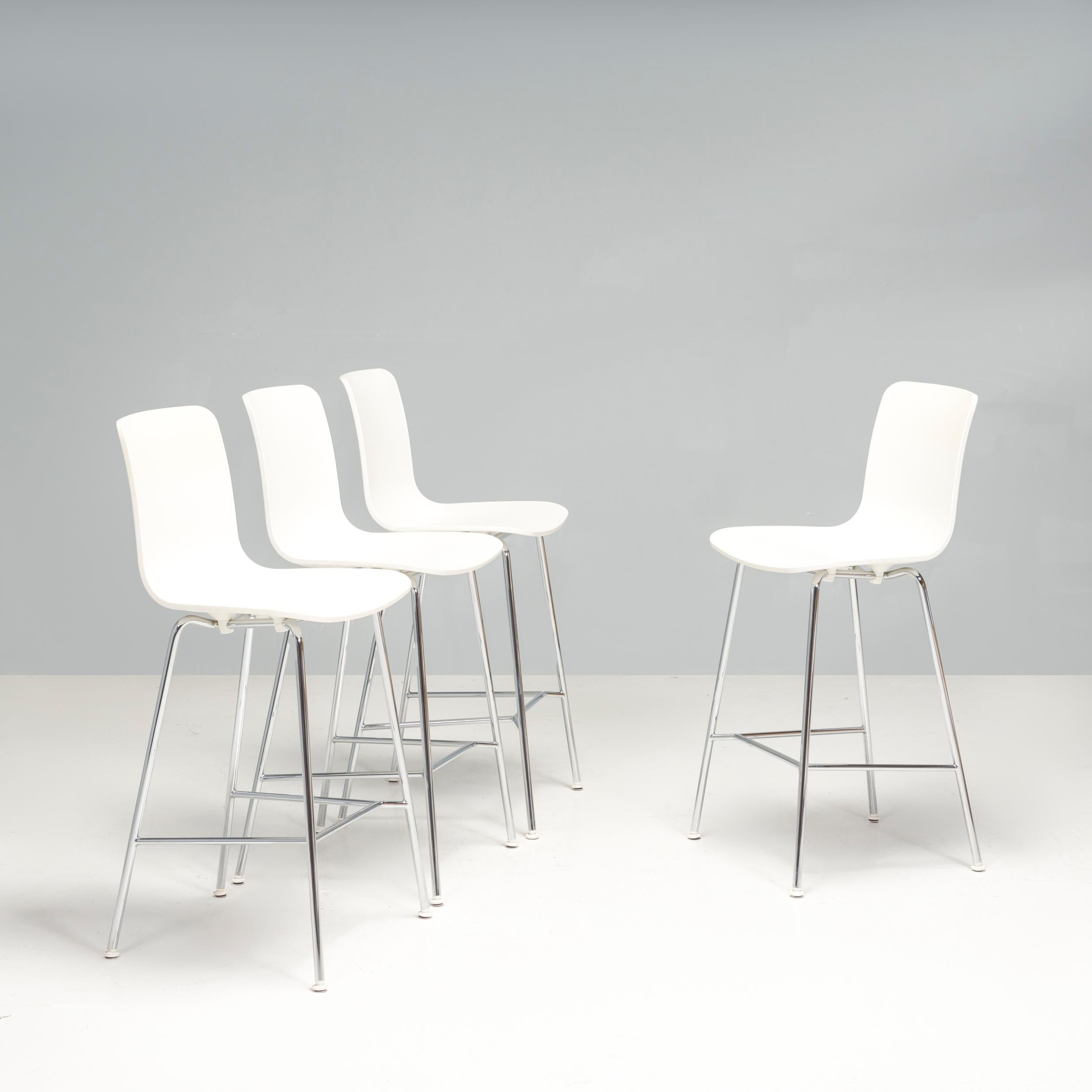 sHAL est l'interprétation par Jasper Morrison d'une chaise à coque dans la tradition de la Plastic Chair de Charles et Ray Eames, dont la variété de bases différentes permet une utilisation polyvalente.

Ce tabouret de bar avec une coque d'assise