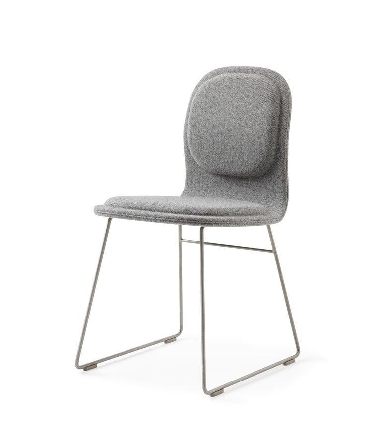 Der Stuhl Hi pad und der dazugehörige Hocker Hi pad sind das Ergebnis eines Produktionsprozesses, der ein perfektes Gleichgewicht zwischen Technologie und Handwerkskunst darstellt: Bei diesen von Jasper Morrison entworfenen Stücken werden die