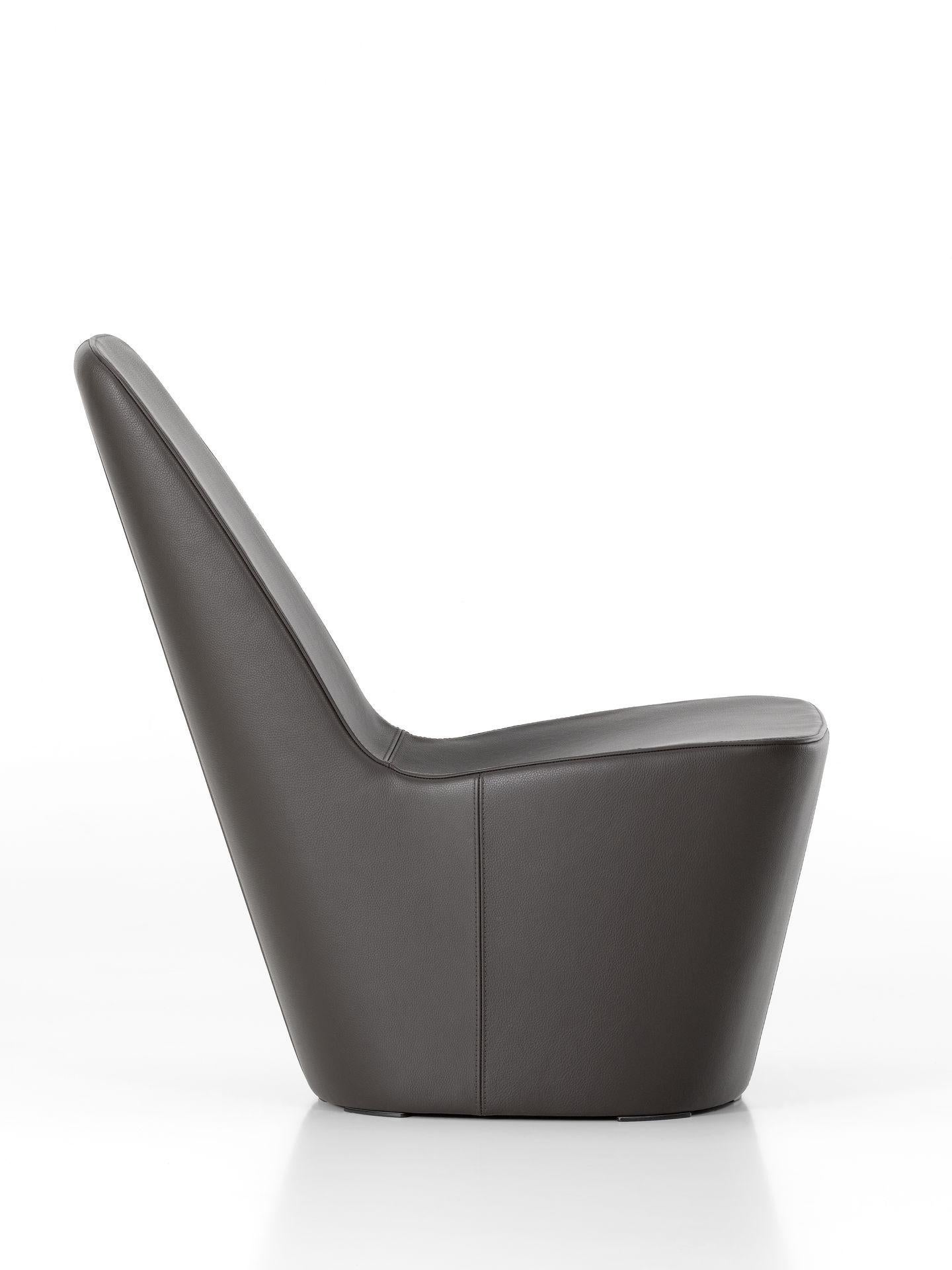 Sculptural chair designed by Jasper Morrison in 2008.
Manufactured by Vitra, Switzerland.

Monopod, the compact sculptural visitor chair by Jasper Morrison, is a perfect companion for sofas and larger armchairs in different interiors and spaces.
