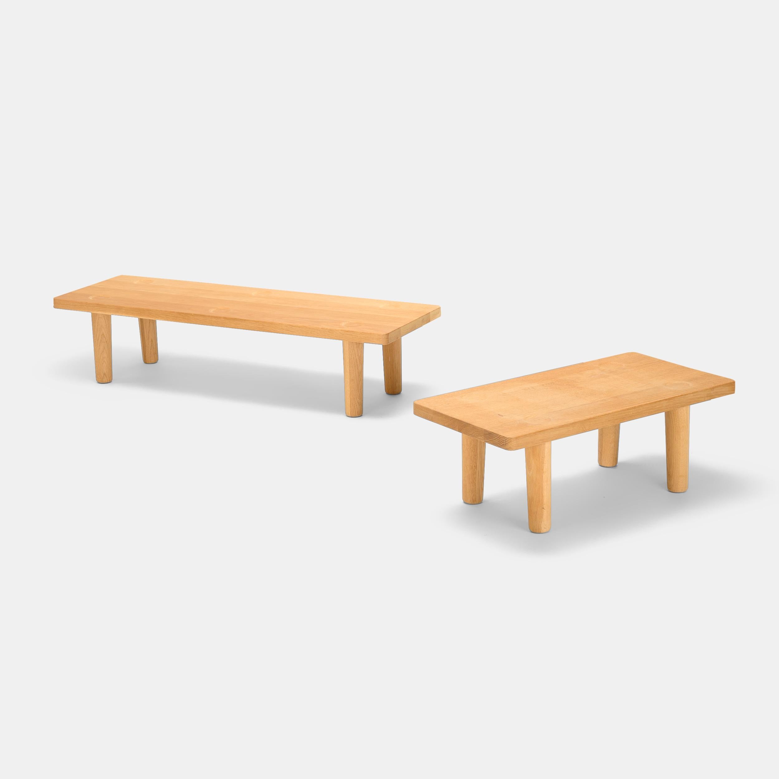 Design/One di tavoli in Oak: Jasper Morrison Serie di tavoli bassi rettangolari smontabili, sovrapponibili e impilabili. La superficie superiore ha segni circolari per consentire agli elementi di essere sovrapponibili. Piano - rovere massiccio