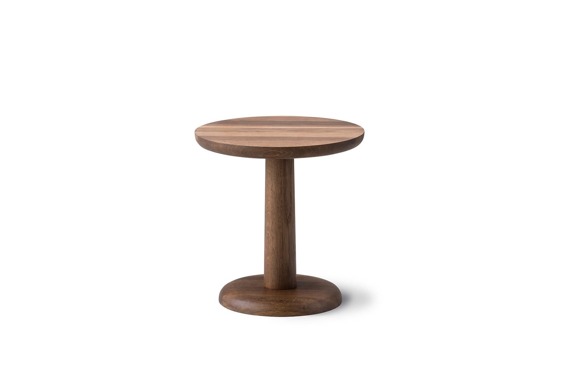 La mesa de centro Pon de Jasper Morrison es una serie de mesas auxiliares de madera maciza de distintos tamaños, muy estables y versátiles, que pueden utilizarse como muebles independientes o combinarse en distintas alturas. Las mesas Pon más