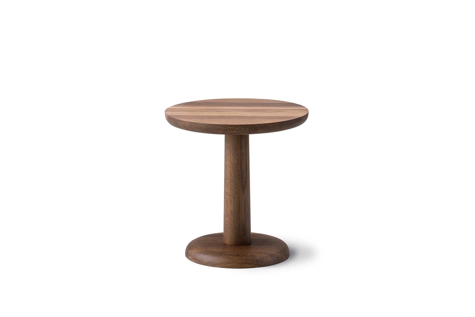 Jasper Morrison Pon coffee table is a series of solid wood side tables in different sizes that are both very stable, versatile and which can be used as either stand-alone furniture or combined in different heights. The smaller Pon tables are modest