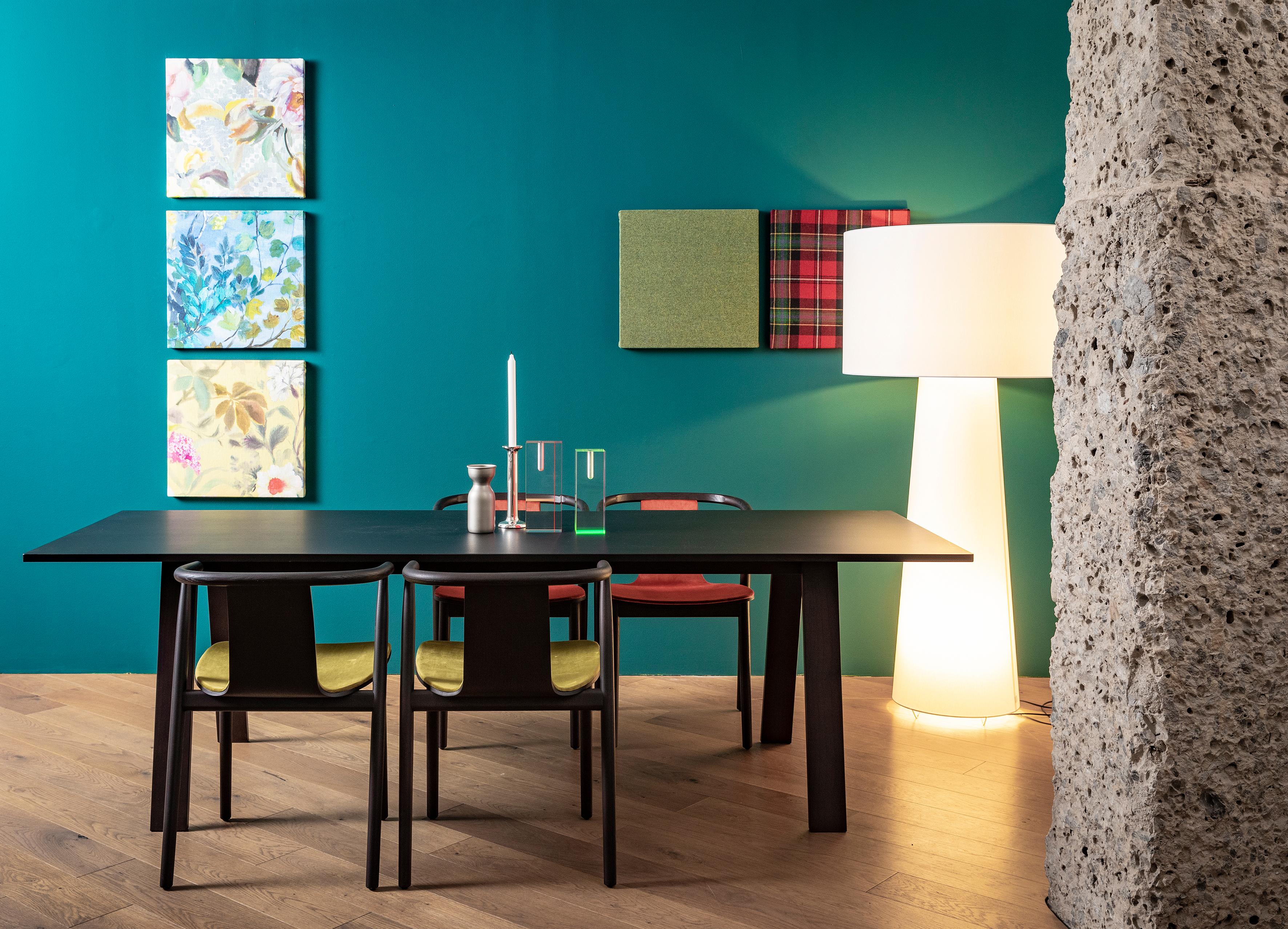 Der von Jasper Morrison entworfene Tisch Bac wird aus massivem Eschenholz in den Ausführungen gebleicht, wengégebeizt, shanghaiblau oder schwarz gebeizt hergestellt. Erhältlich in runder und rechteckiger Ausführung.
 
Platte: Holz- und