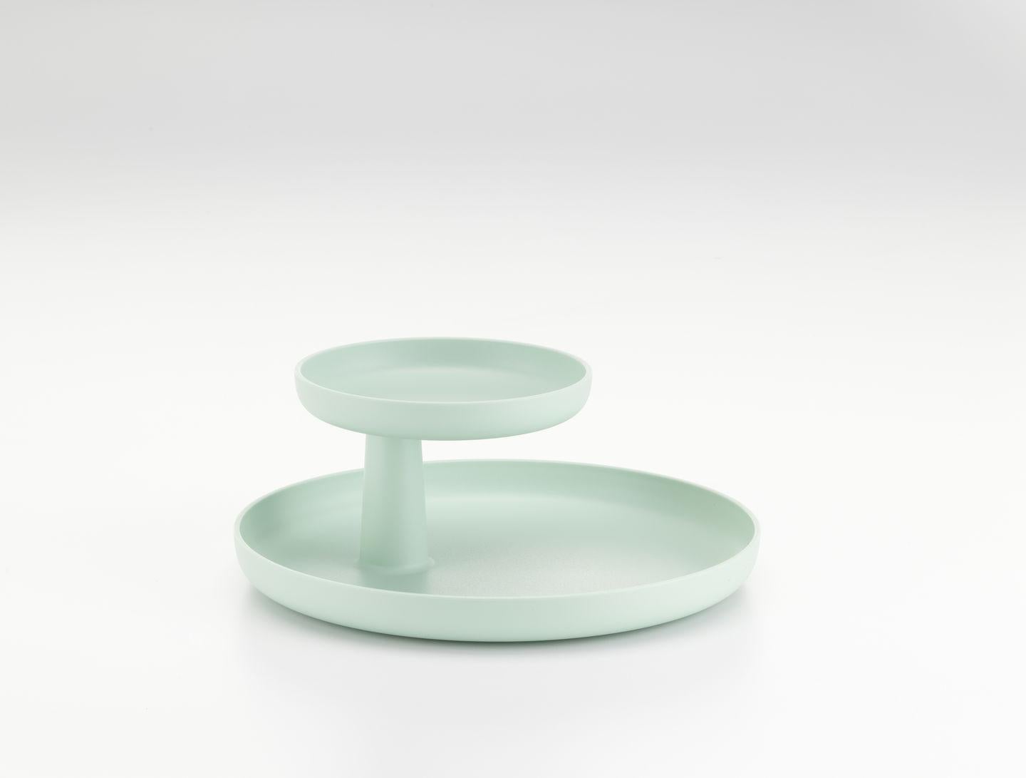 Tray designed by Jasper Morrison in 2014.
Manufactured by Vitra, Switzerland.

Decorative storage options do not just keep offices, meeting areas, lobbies and lounges tidy, they also contribute to the appeal of a setting. The Rotary Tray by