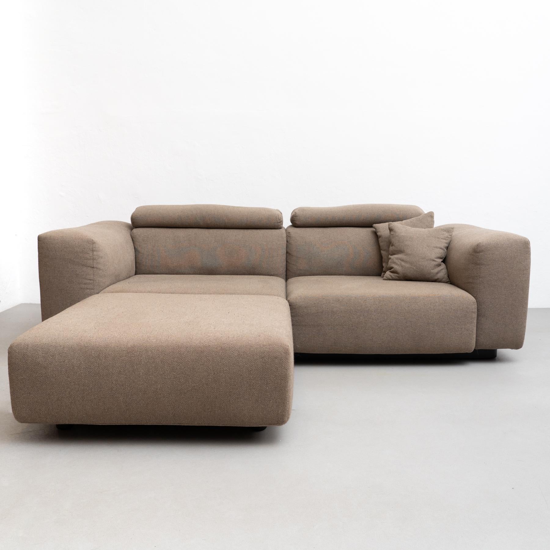 Canapé conçu par Jasper Morrison en 2016.

Fabriqué par Vitra, Suisse.

En bon état, avec des signes d'âge et d'utilisation.

Le Soft Modular Sofa est l'interprétation actualisée par Jasper Morrison de ce qui est devenu un classique moderne : le