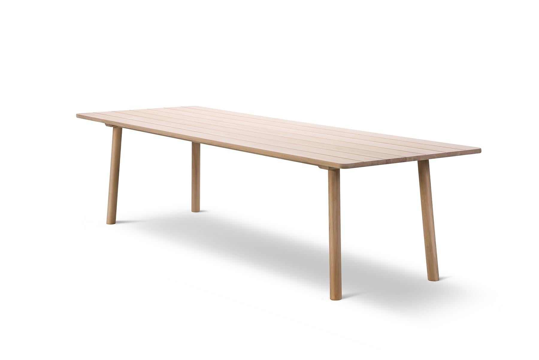 Jasper Morrison Taro dining table, rectangular
Taro is a series of solid oak tables created with a strong focus on daily function and use, whether in the kitchen, dining area or meeting room. With machined grooves along its length, the table top