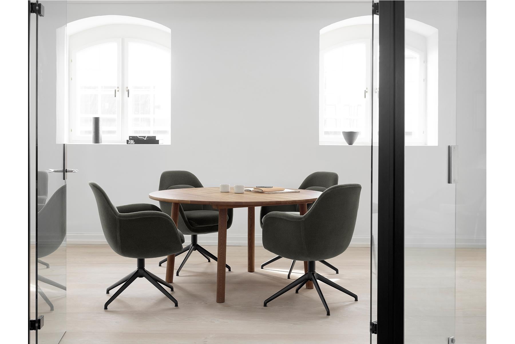 Jasper Morrison taro dining table, round
Taro is a series of solid oak tables created with a strong focus on daily function and use, whether in the kitchen, dining area or meeting room. With machined grooves along its length, the table top