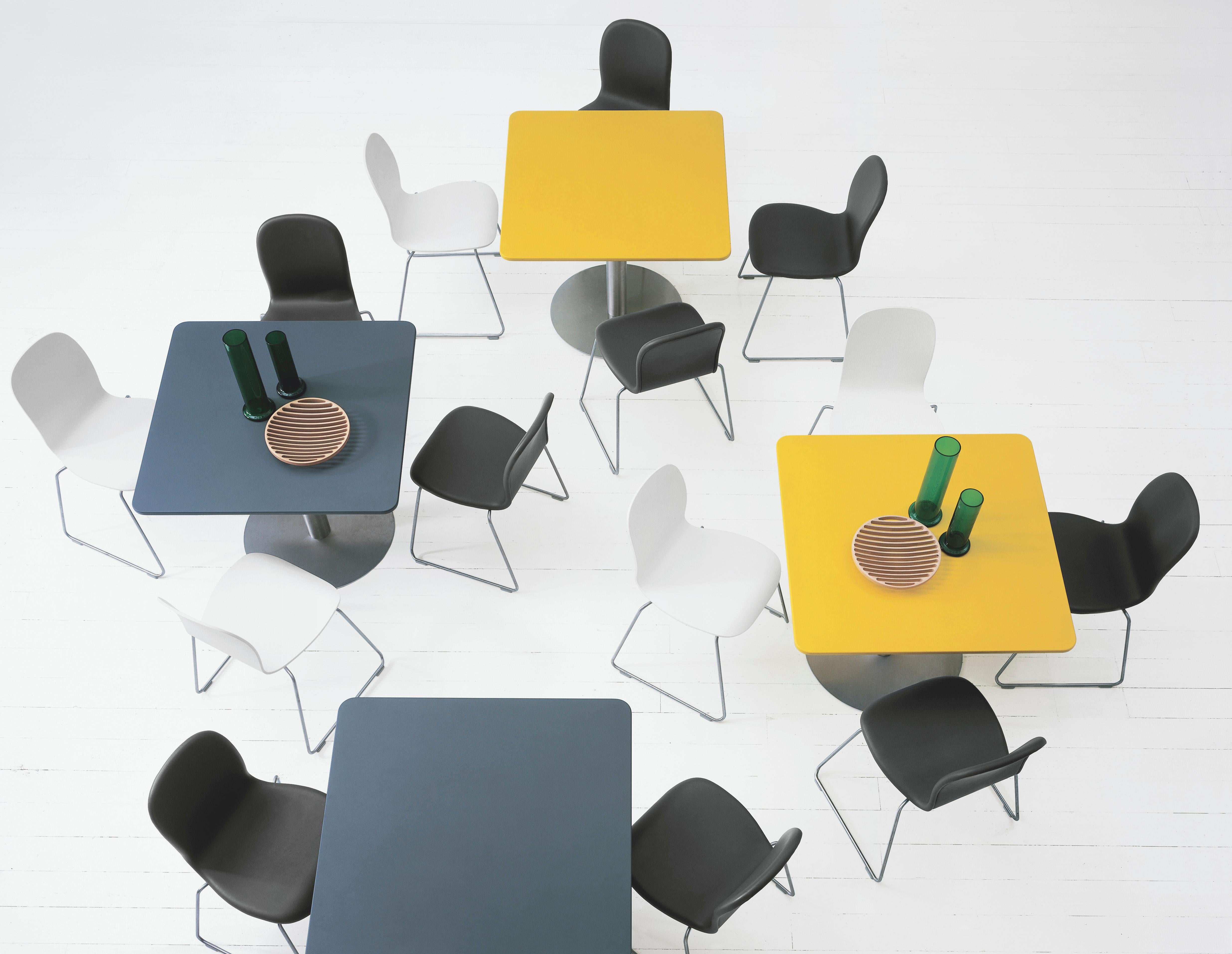 Der von Jasper Morrison entworfene Tate-Stuhl ist leicht stapelbar und besteht aus maximal 6 Stücken. Er ist Teil einer Serie, die Stühle und Hocker umfasst. Diese Serie hat ein Gestell aus satiniertem Edelstahl und eine Sitzfläche aus