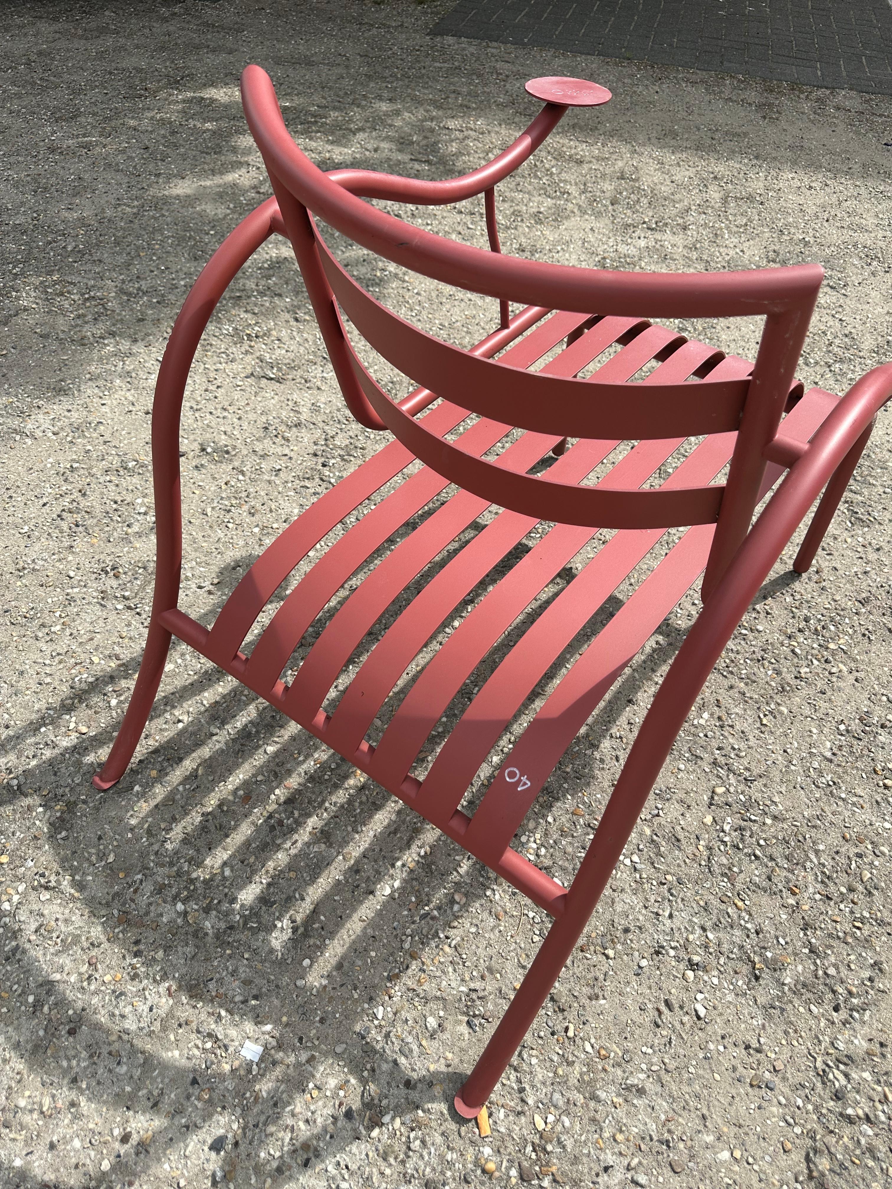 Der Thinking Man Chair ist ein Sessel, der 1988 vom Designer Jasper Morrison für Cappellini entworfen wurde. Der Stuhl besteht aus einem Rohrgestell, dessen Sitzfläche und Rückenlehne aus Metallbändern geformt sind, die ein bequemes Sitzen