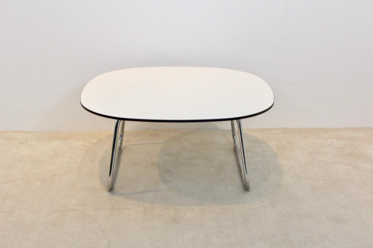 Sophisticated ‘Vega’ side table or center table designed by Jasper Morrison for Artifort furniture in the Netherlands. With a high pressure laminate top in white and a metal chrome frame. In good condition with normal user marks. Made in 1997. Very