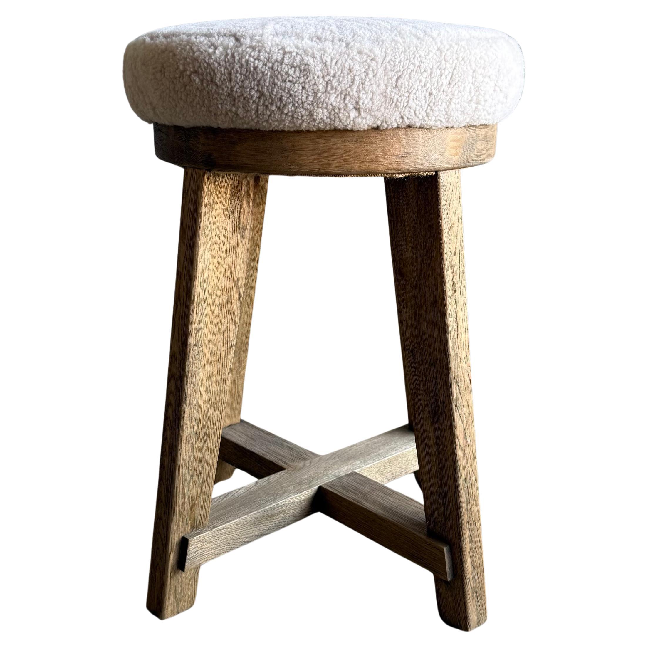 Jasper White Oak Swivel Counter Hocker mit echtem Schaffell Polsterung MB im Angebot