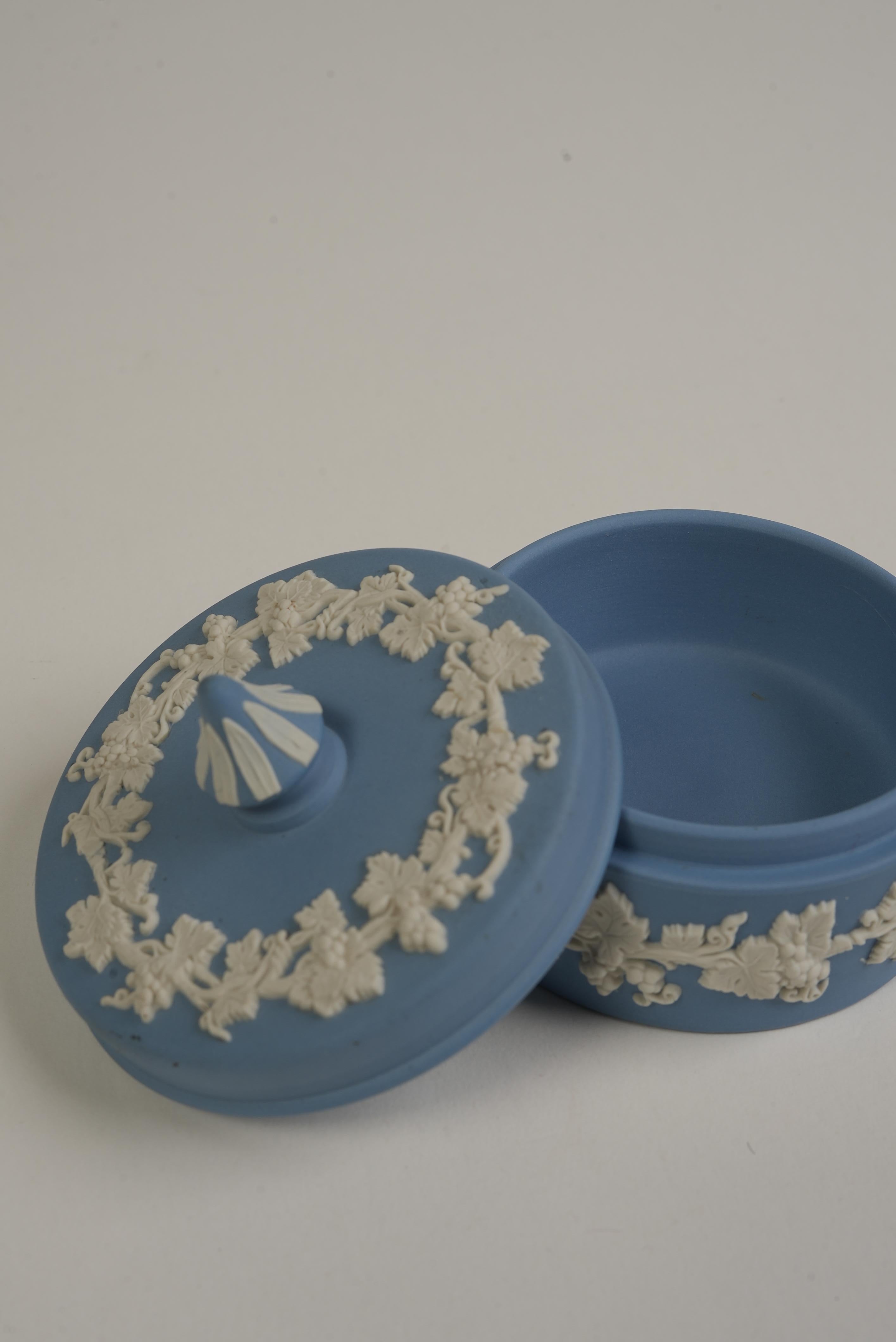 Jasperware Blue and White 'Wedgewood' Pointed Top Box In Good Condition For Sale In Worcester Park, GB