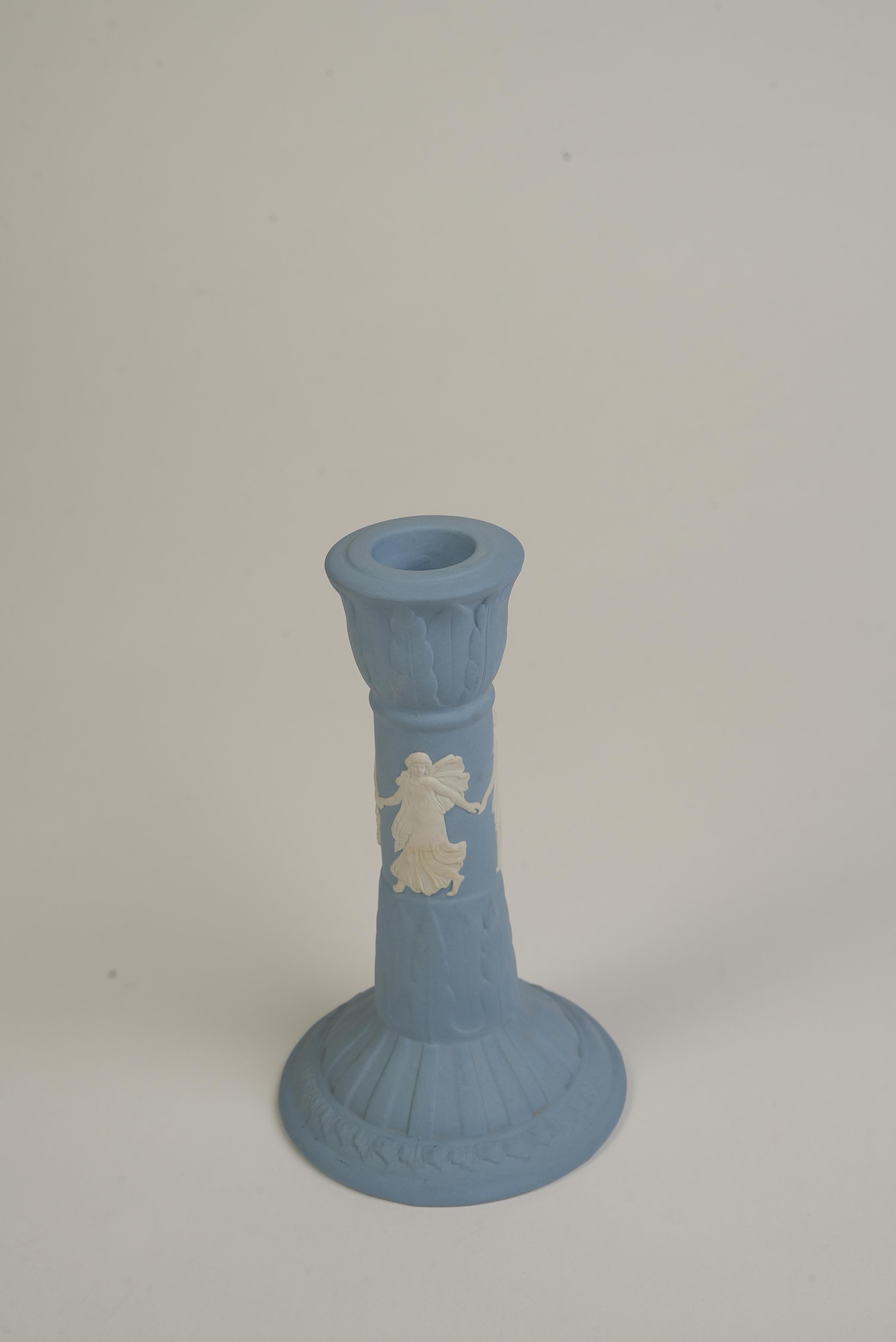 Questa elegante coppia di candelieri vintage di Wedgwood è realizzata in Jasperware blu e bianco, una ceramica senza tempo nota per la sua finitura opaca e il suo design classico. Questi candelieri sono in ottime condizioni, non presentano segni di