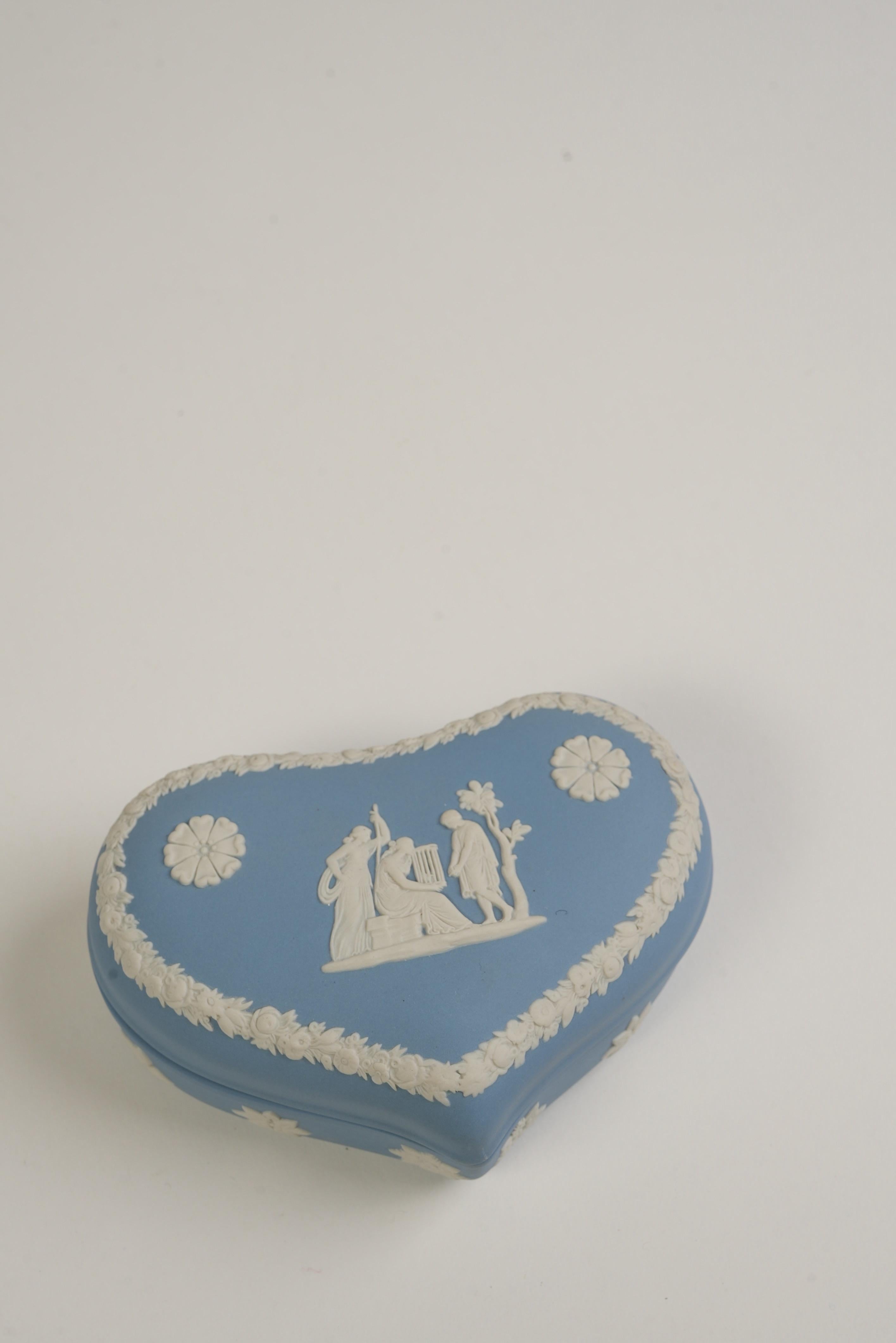 Intramontabili e iconici, i portagioie Jasperware di Wedgwood sono opere d'arte in miniatura che fondono la bellezza classica con la funzionalità quotidiana. Sviluppata per la prima volta nel XVIII secolo da Josiah Wedgwood, la ceramica diaspro è