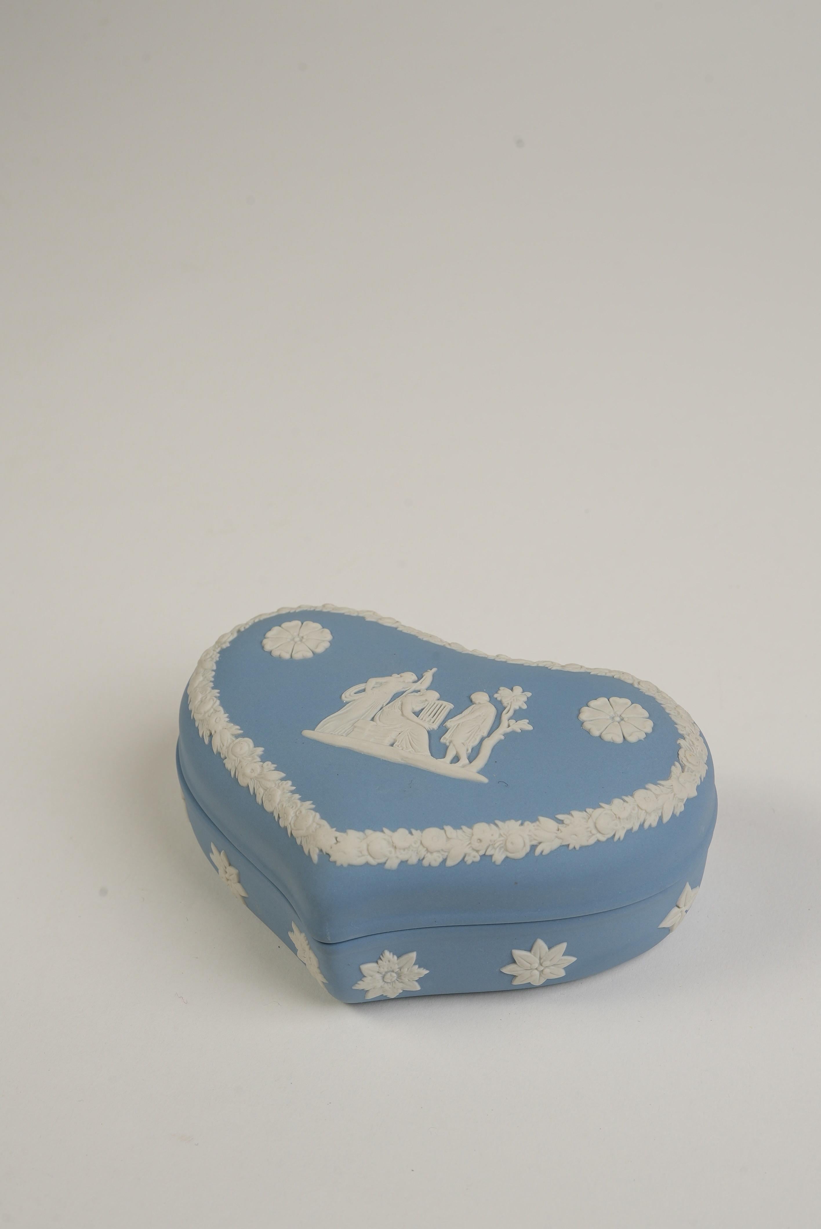 Scatola Jasperware Wedgewood a forma di cuore in blu e bianco In condizioni buone in vendita a Worcester Park, GB