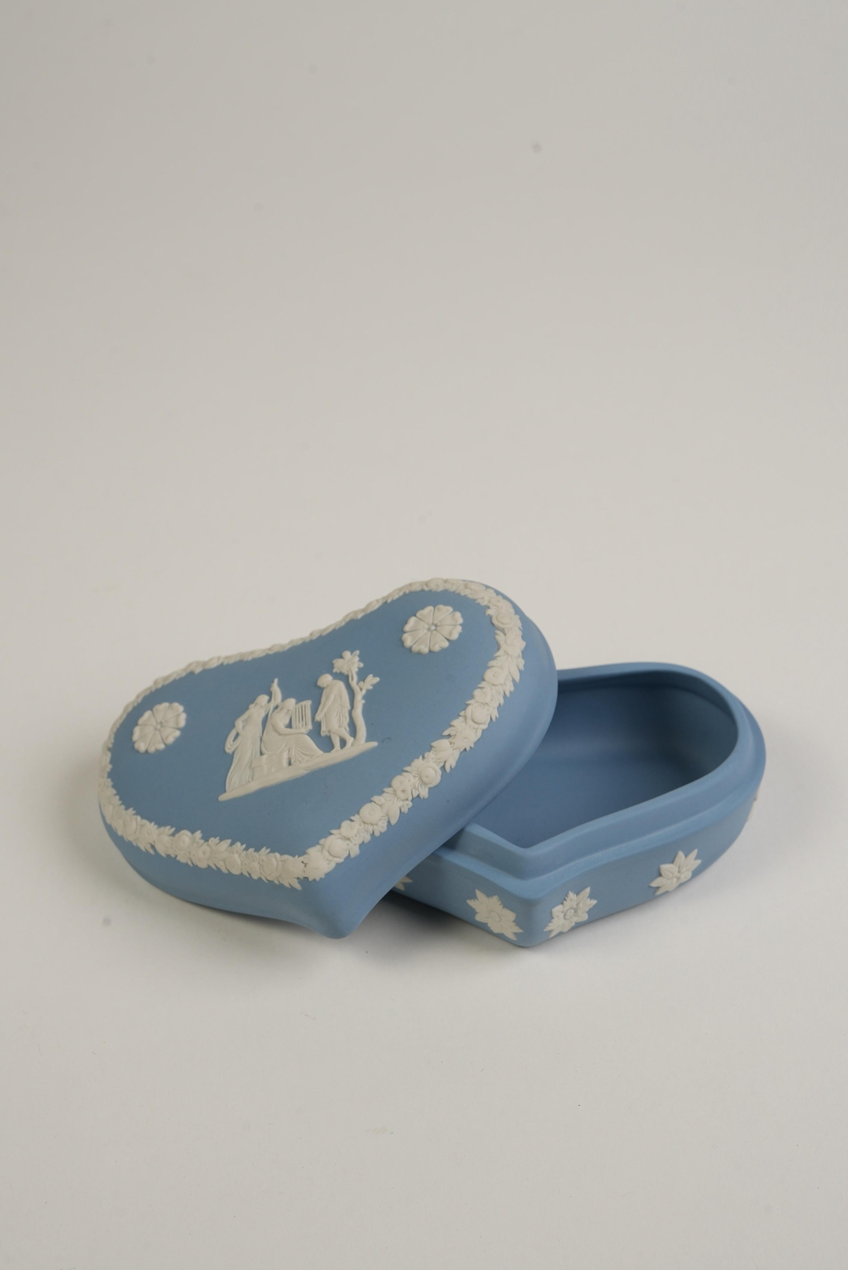 XX secolo Scatola Jasperware Wedgewood a forma di cuore in blu e bianco in vendita