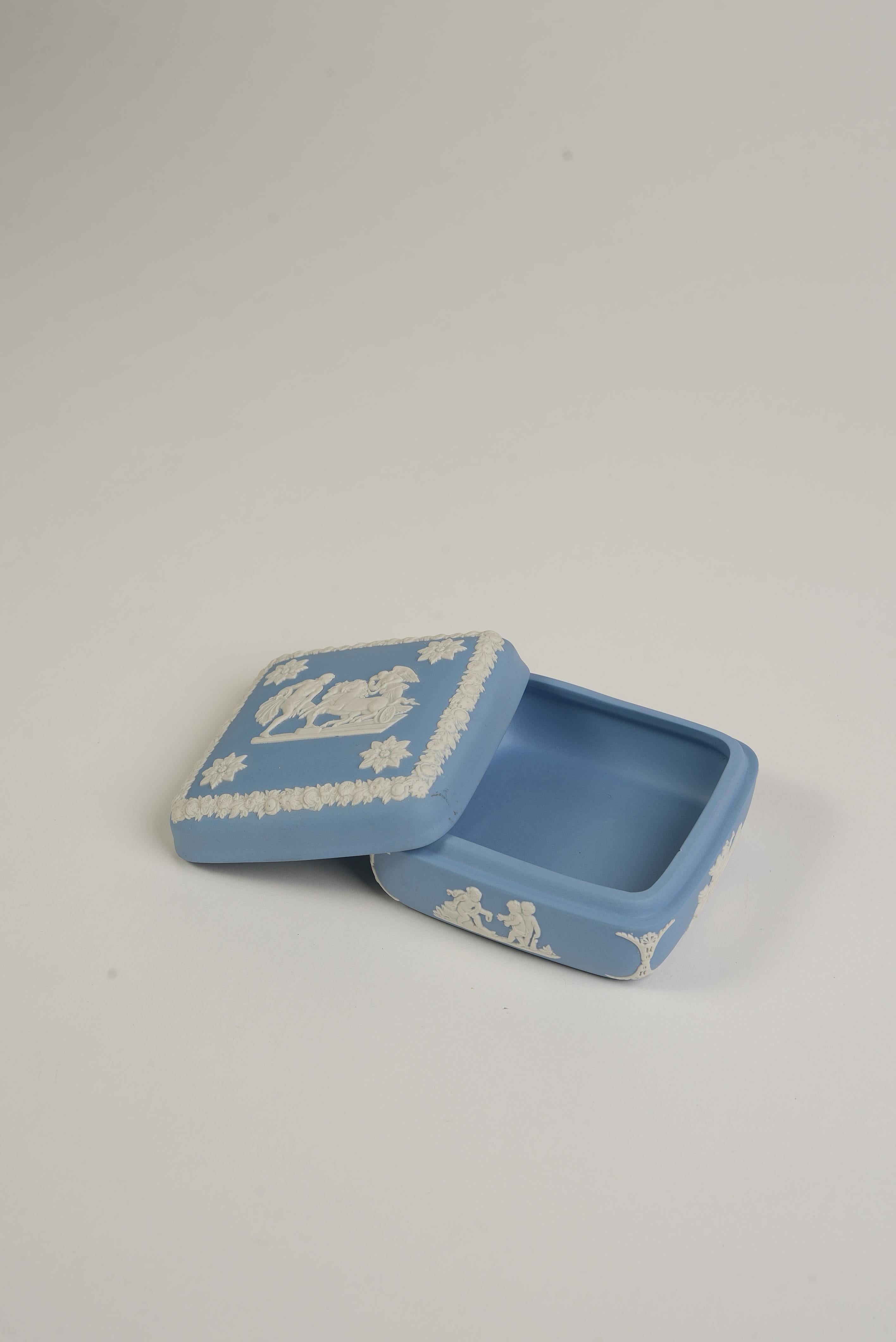 Jasperware Wedgwood Blue & White Trinket Box In Good Condition For Sale In Worcester Park, GB