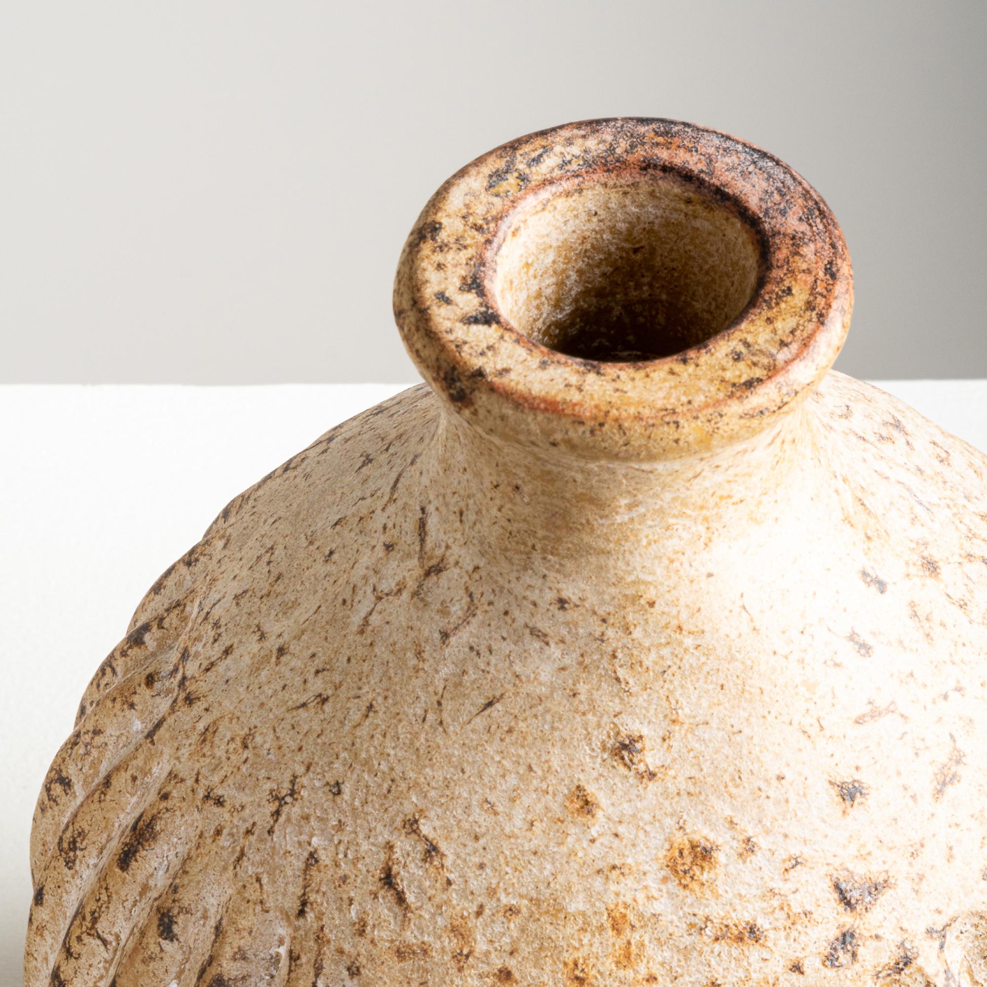Fatto a mano Vaso Jaurès, Terracotta rotonda testurizzata fatta a mano in beige in vendita