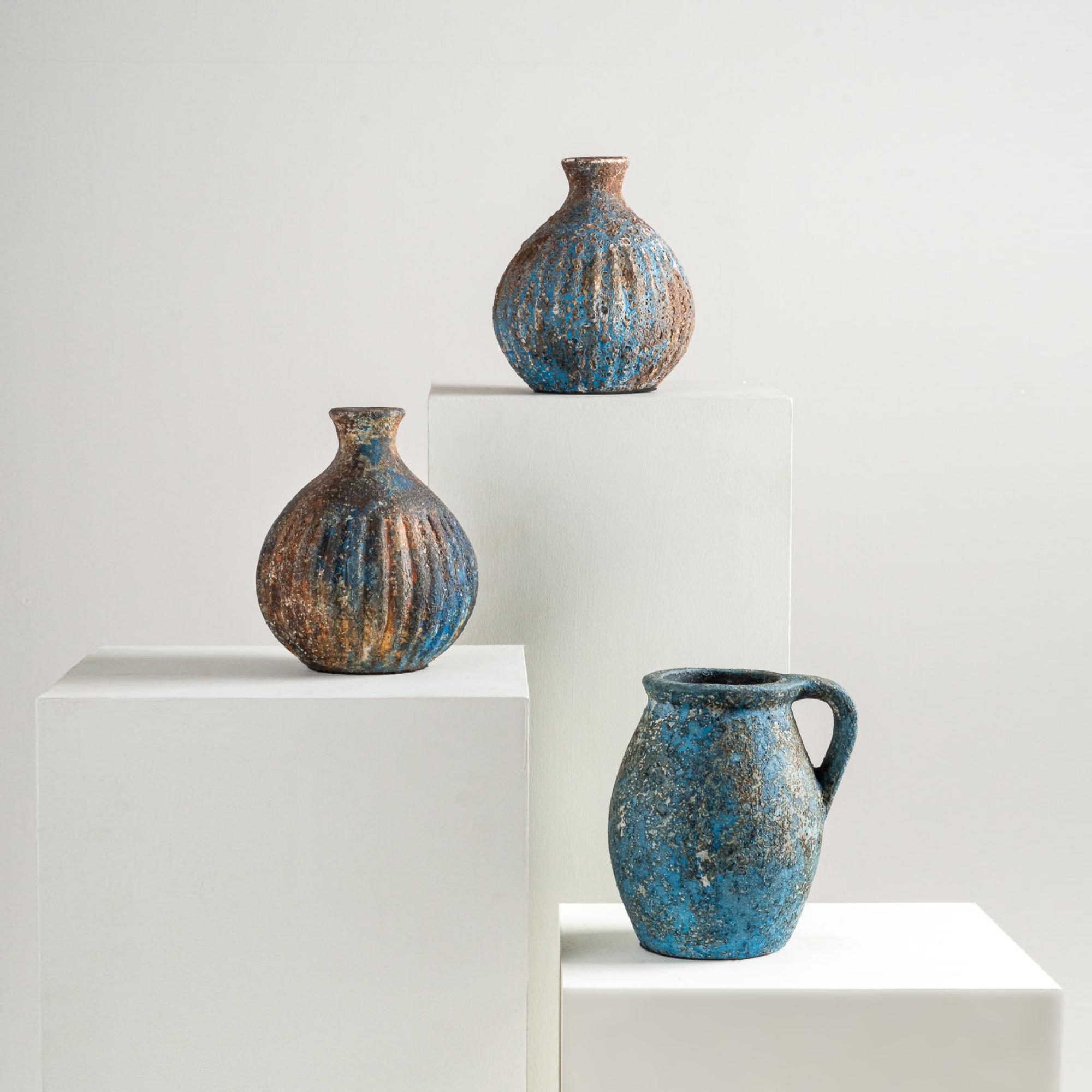 Vaso Jaurès, Terracotta rotonda testurizzata fatta a mano in blu e marrone in vendita 4
